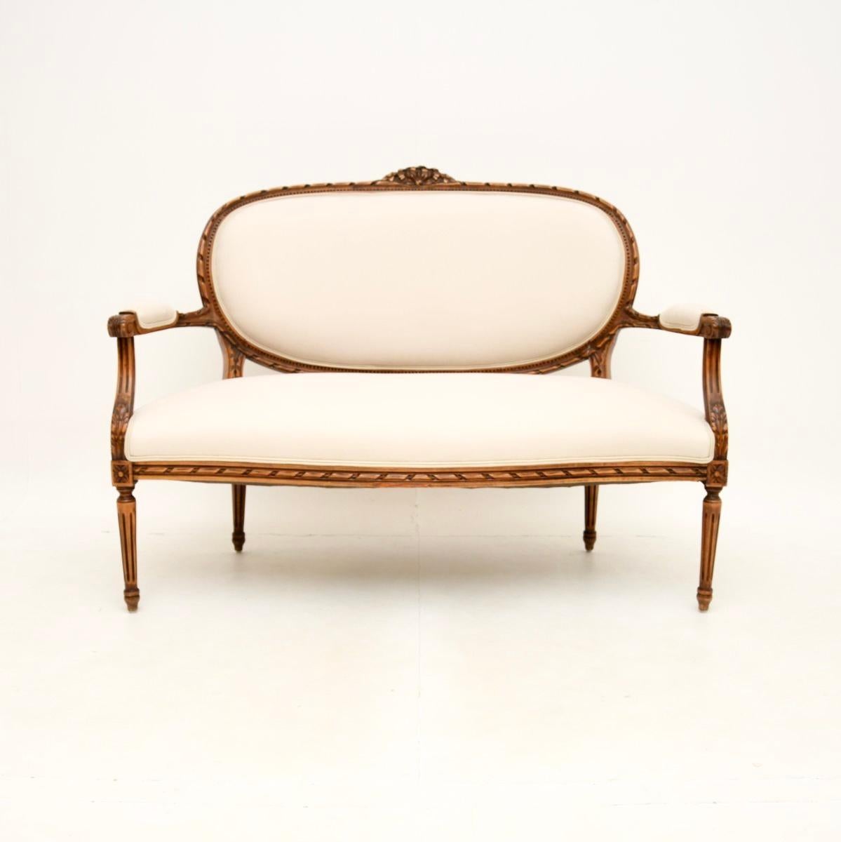 Un bellissimo divano francese in noce intagliato, estremamente ben fatto. Questo modello è stato realizzato in Francia e risale agli anni '1920 circa.

La qualità è superba, la cornice presenta intagli nitidi e intricati. Si regge su gambe