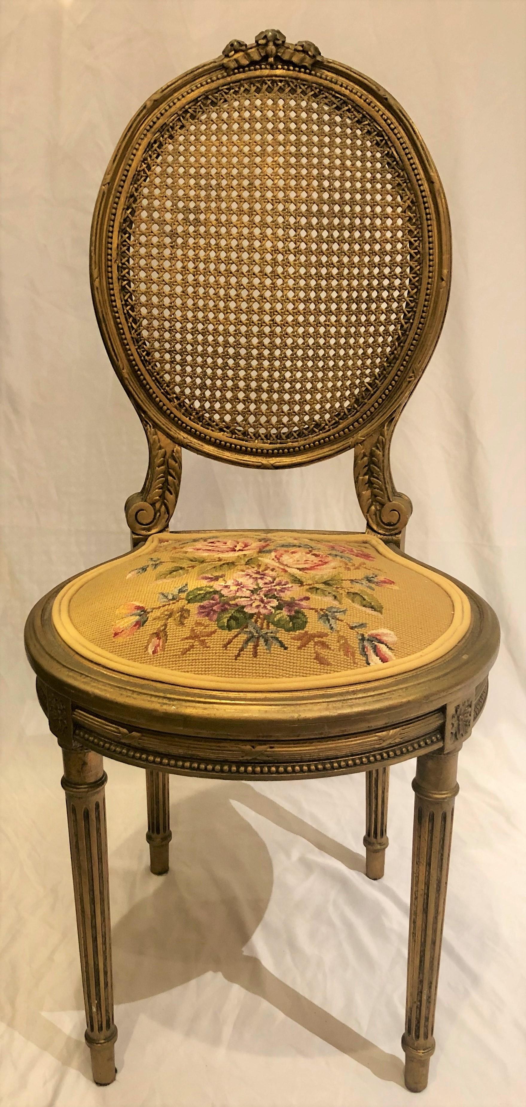 Chaise d'appoint ancienne en bois sculpté et doré, vers 1870-1880
FOC061.