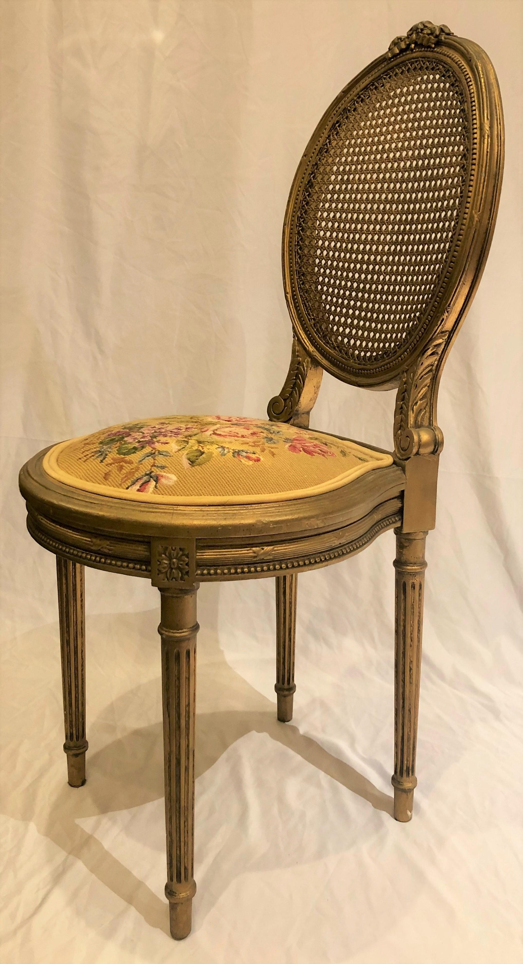 Antiker französischer Beistellstuhl aus geschnitztem und vergoldetem Holz, um 1870-1880 (Französisch) im Angebot