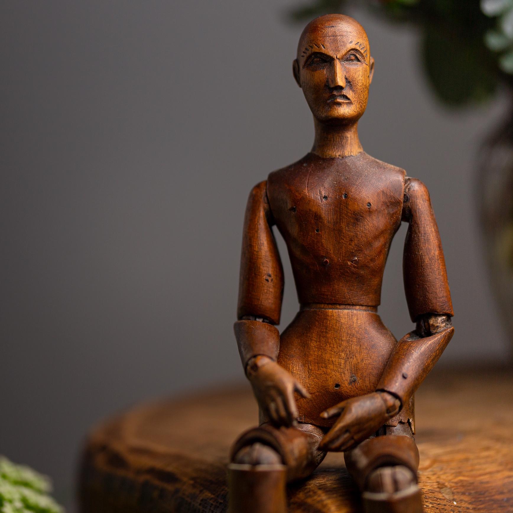 A finely carved lay figure,

Adjustable and moveable at hands, leg joints, arms, hands, head, and in the torso.

These highly collectable figures are increasingly scarce. This is a particularly well carved model with Fine detailing.

French,