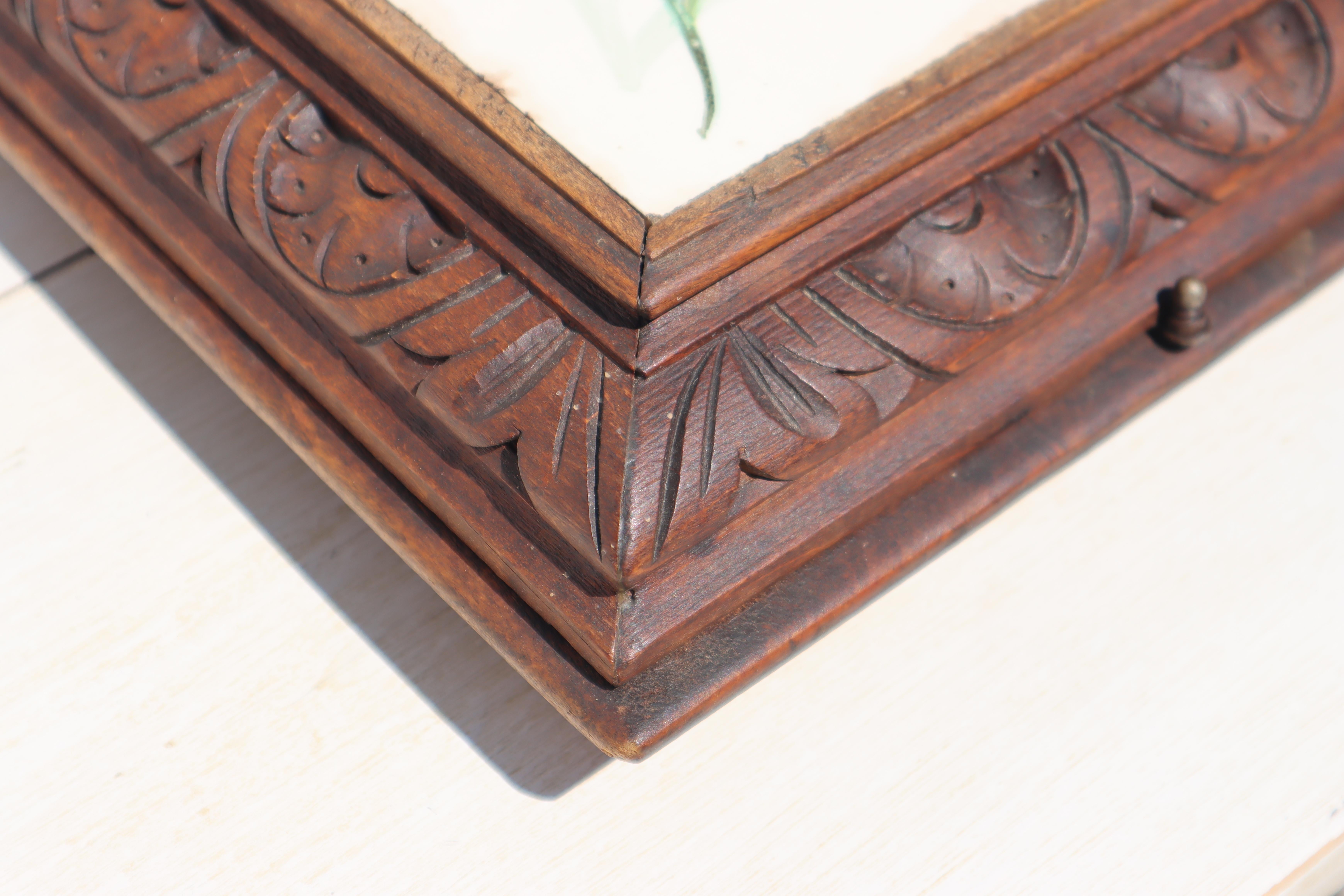 Antike französische geschnitzte Holz-Musikkastenbehälter, handbemalte Keramikoberfläche, 20er-Jahre (Messing) im Angebot