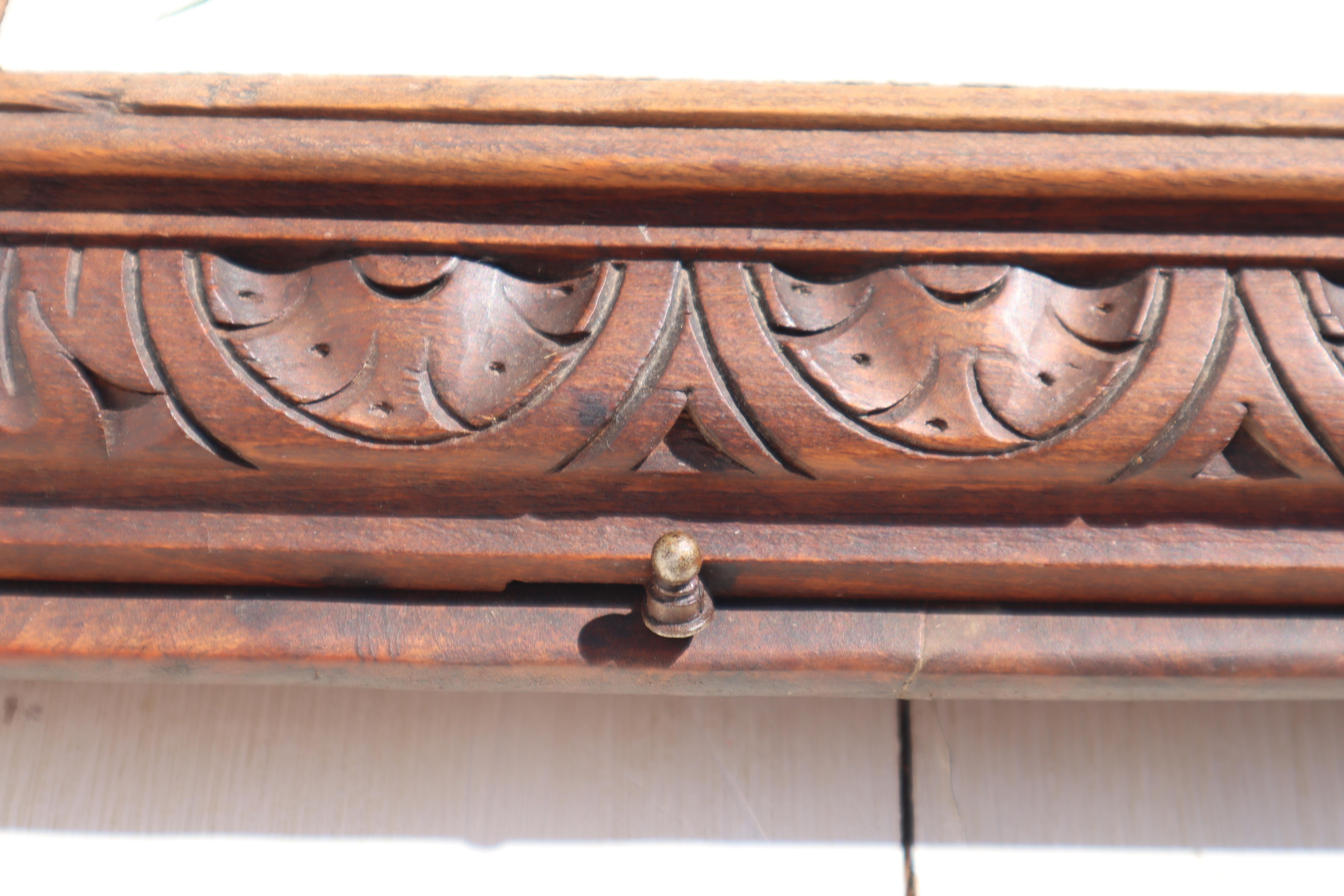 Antike französische geschnitzte Holz-Musikkastenbehälter, handbemalte Keramikoberfläche, 20er-Jahre im Angebot 1