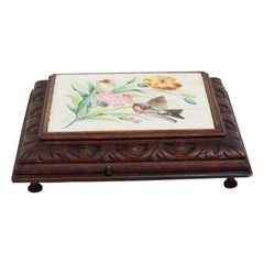 Antique French caja de música de madera tallada Trivet pintado a mano Superficie de cerámica-20s