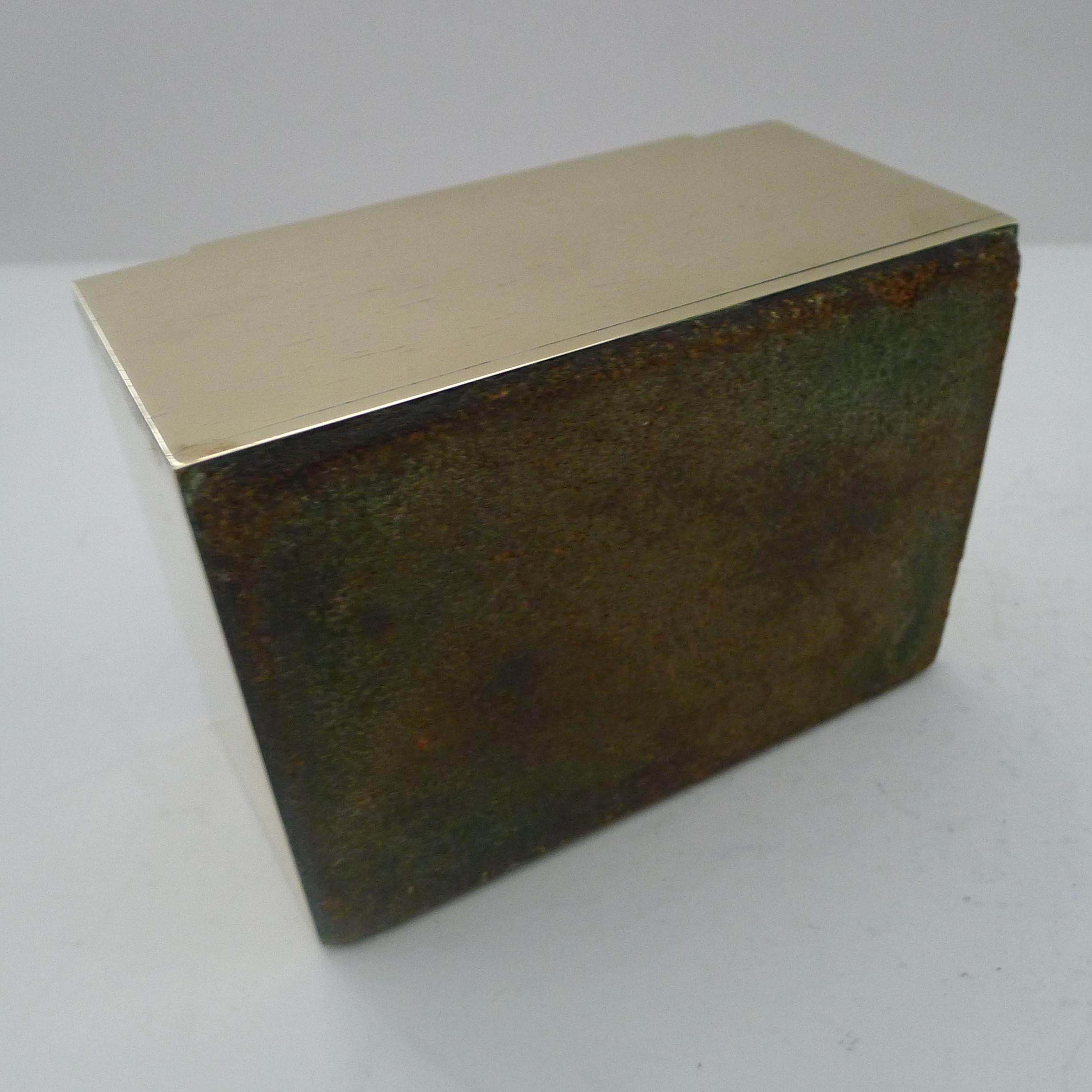 A wonderful and heavy jewelry box or casket. The rectangular box has a lift off lift with the aide of the folding handle to the centre of the lid. The brass has a slight naturalistic textured finish.

The interior to the box and lid is lined in a