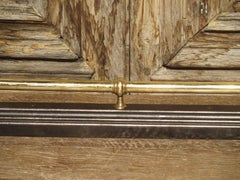 Ancienne barre de cheminée en fonte et laiton avec chiens, circa 1850