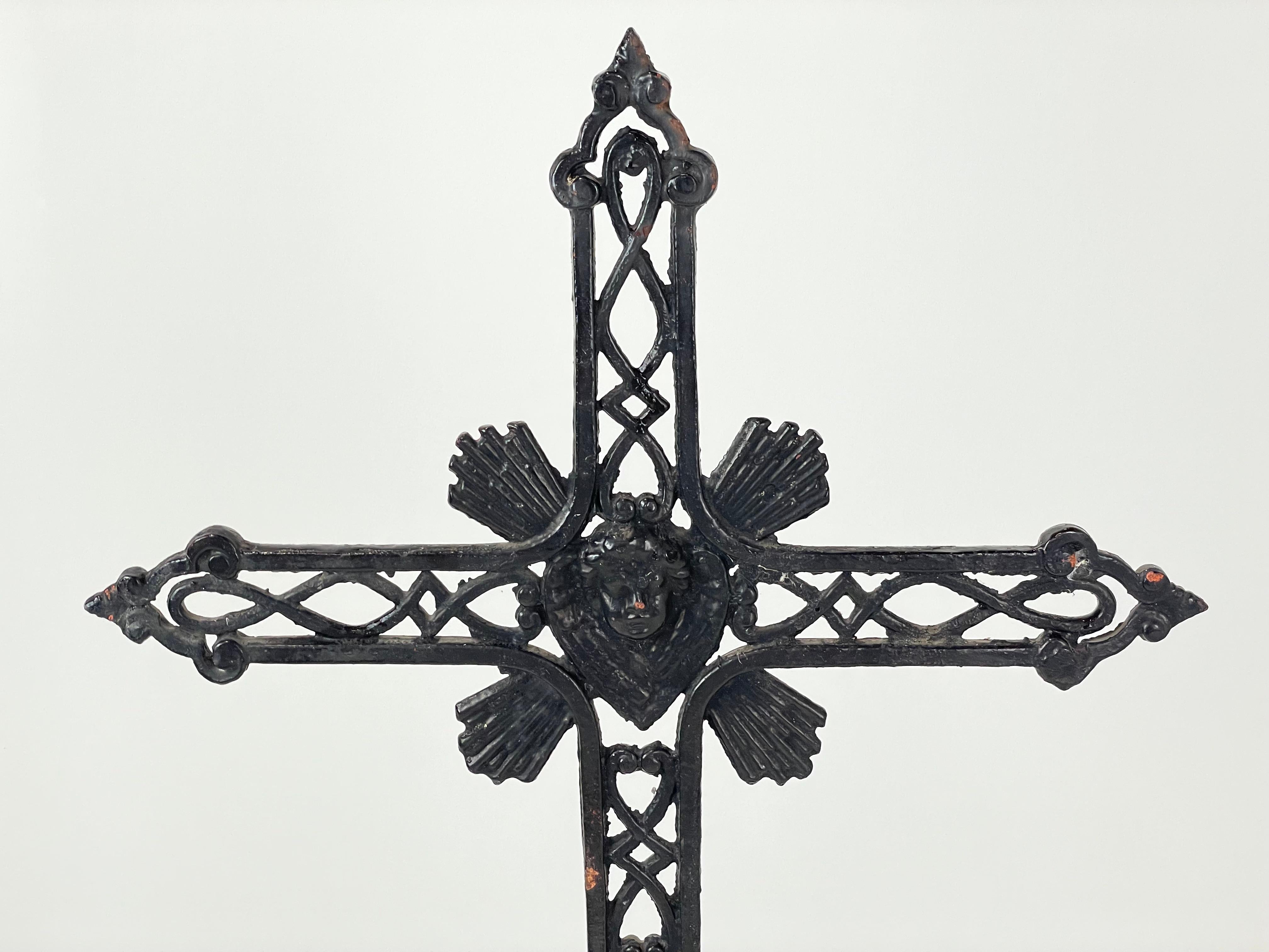 Neogotico Croce in ghisa francese Antique French in vendita