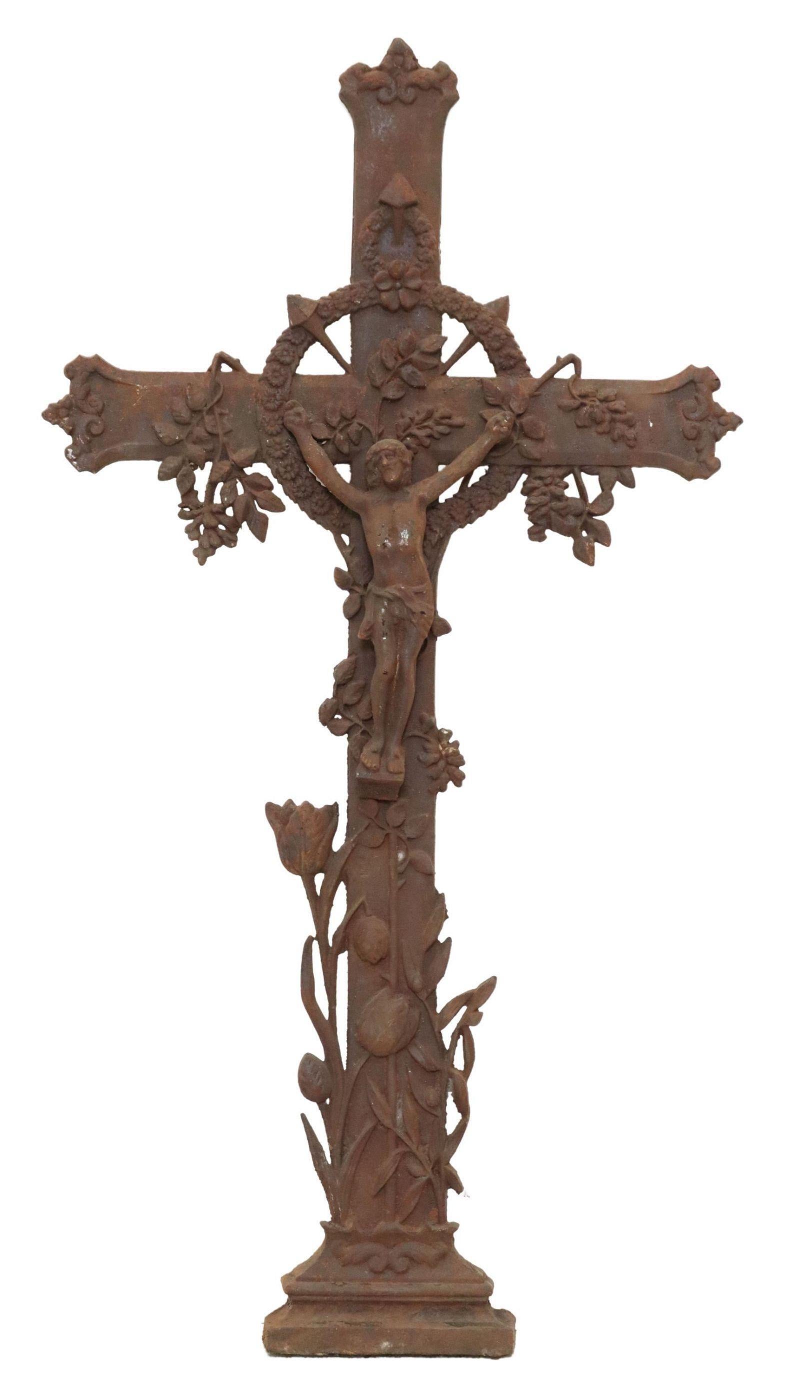 Antique French cast iron crucifix cross, 19th c., having foliate wreath, vining flowers, centering Corpus Christi, over tulips at the base.

Dimensions
approx 47.5