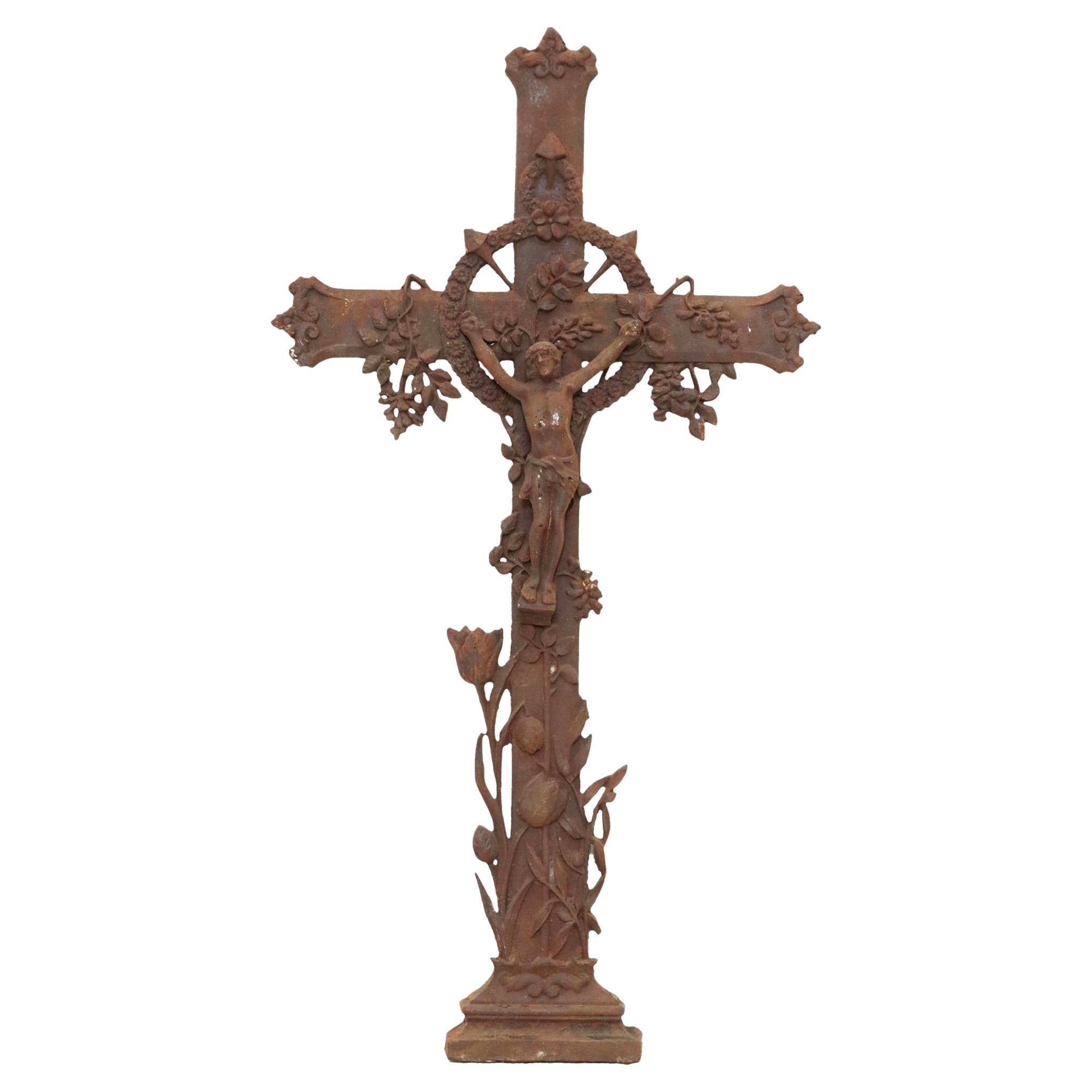 Antikes französisches Kruzifixkreuz aus Gusseisen, 19. Jahrhundert.
