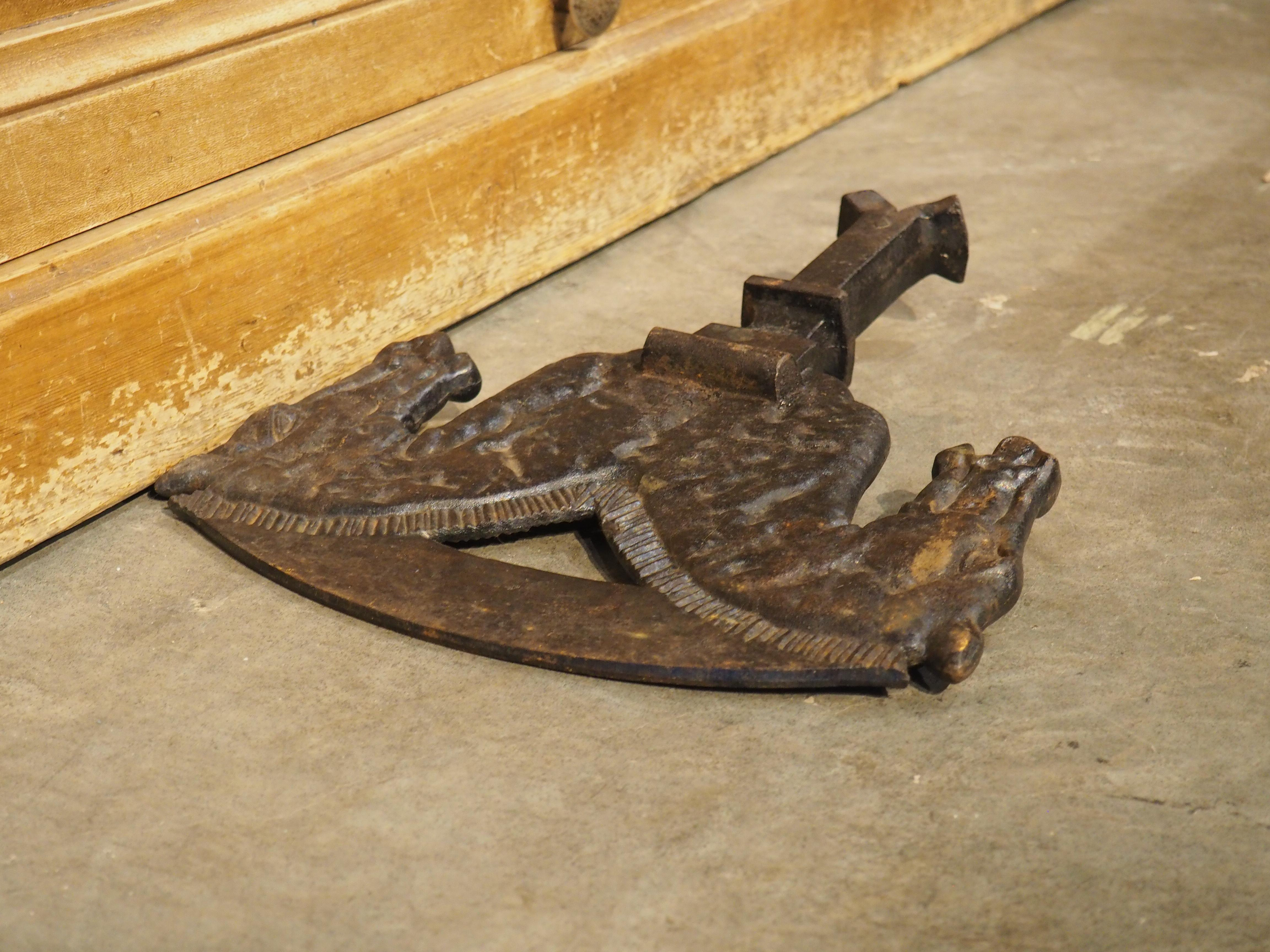 Ce grattoir à bottes en fonte des années 1800 est un grattoir français à double tête de cheval (bicéphale). À la fin du XVIIIe siècle, lorsque les trottoirs sont apparus dans les grandes villes, le grattoir était encastré dans la chaussée.