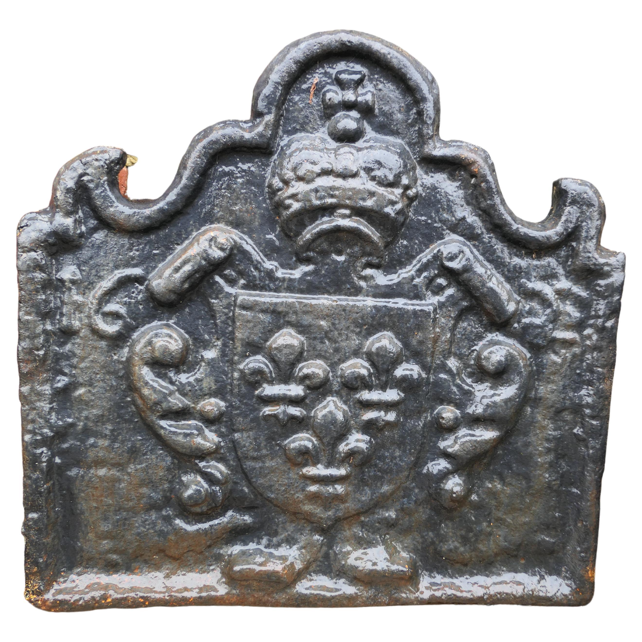 Ancienne plaque de cheminée en fonte française  Le dos du feu est extrêmement lourd,   en vente