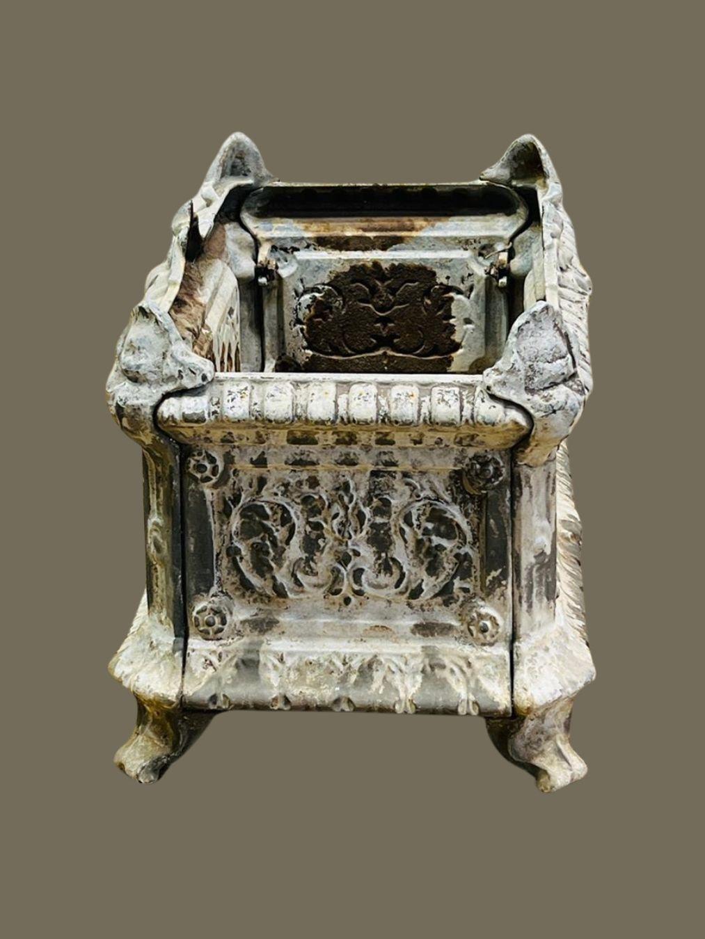 Eleva la decoración de tu jardín o de tu casa con esta antigua jardinera francesa de hierro fundido, un impresionante ejemplo de la artesanía del siglo XIX. Esta urna de bellos detalles presenta un intrincado trabajo en relieve, ornamentados motivos