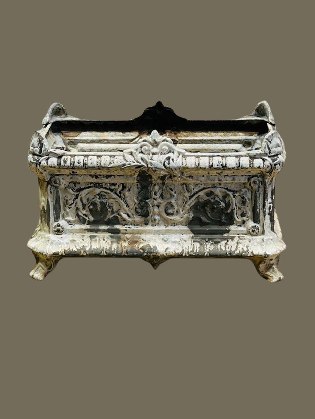 Antigua urna de jardín francesa de hierro fundido con detalles ornamentales Moldeado en venta