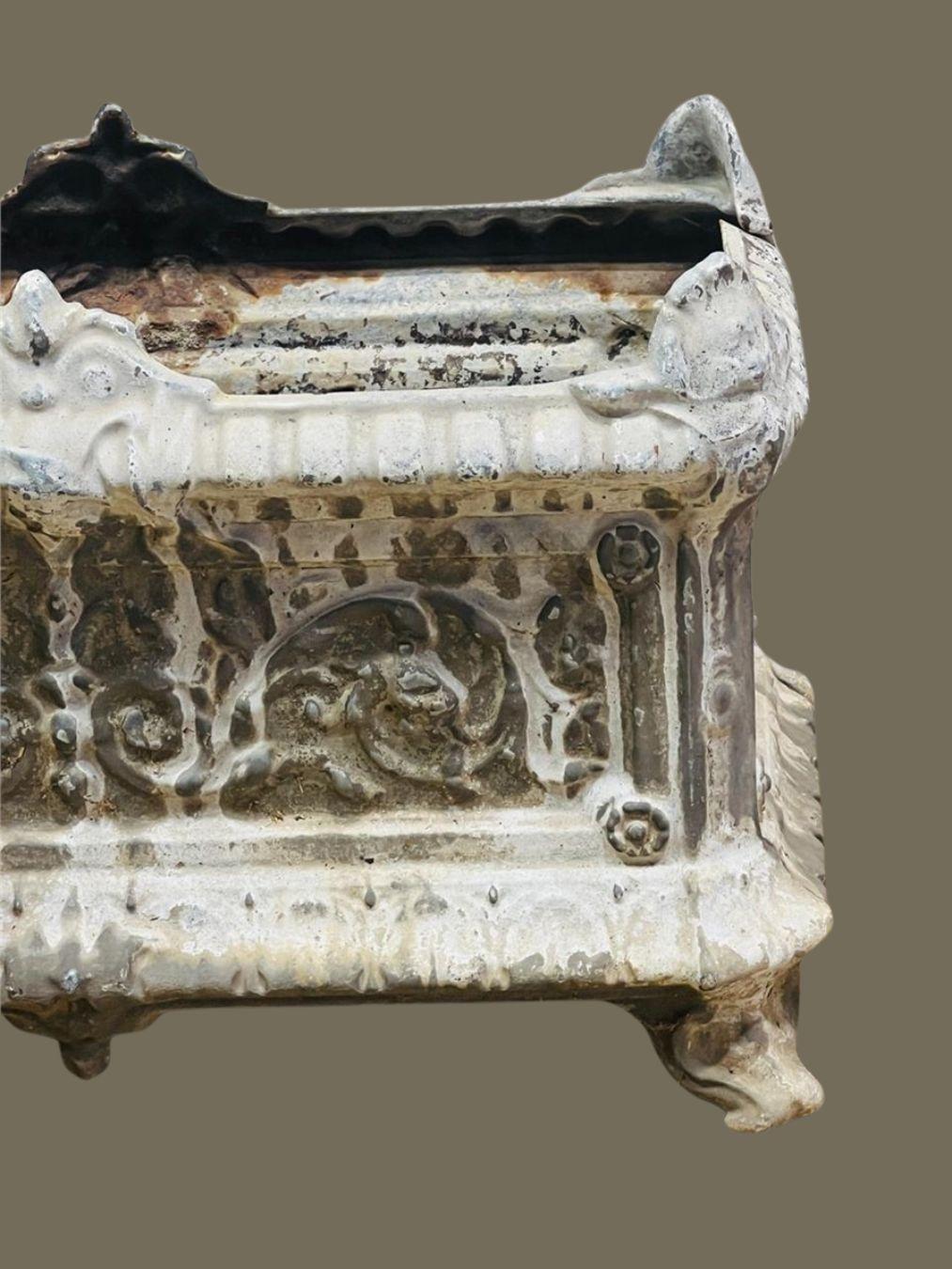 Antigua urna de jardín francesa de hierro fundido con detalles ornamentales en Bueno estado para la venta en West Hollywood, CA