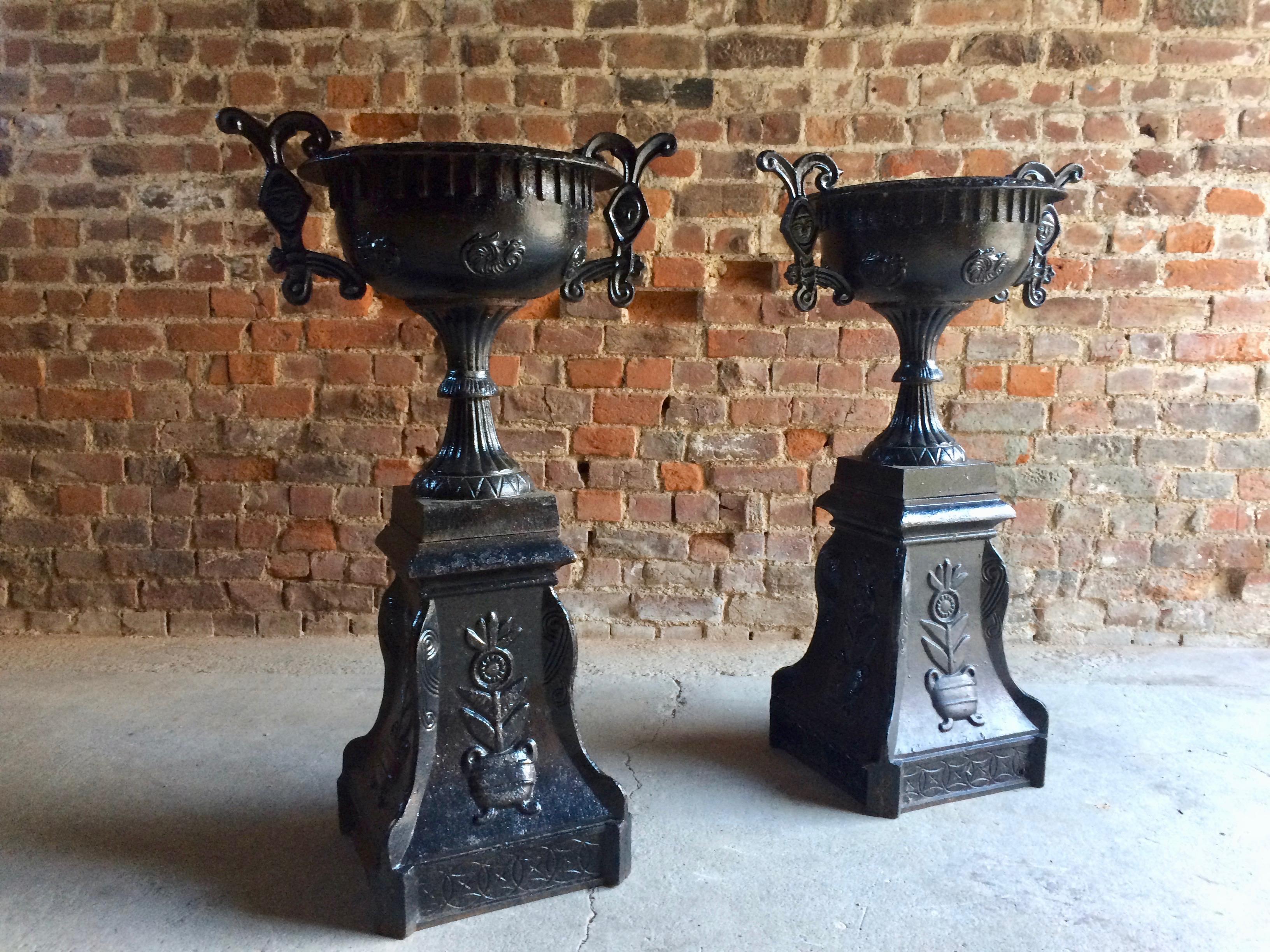 Paire d'urnes de jardin en fonte française ancienne:: paire de jardinières 2