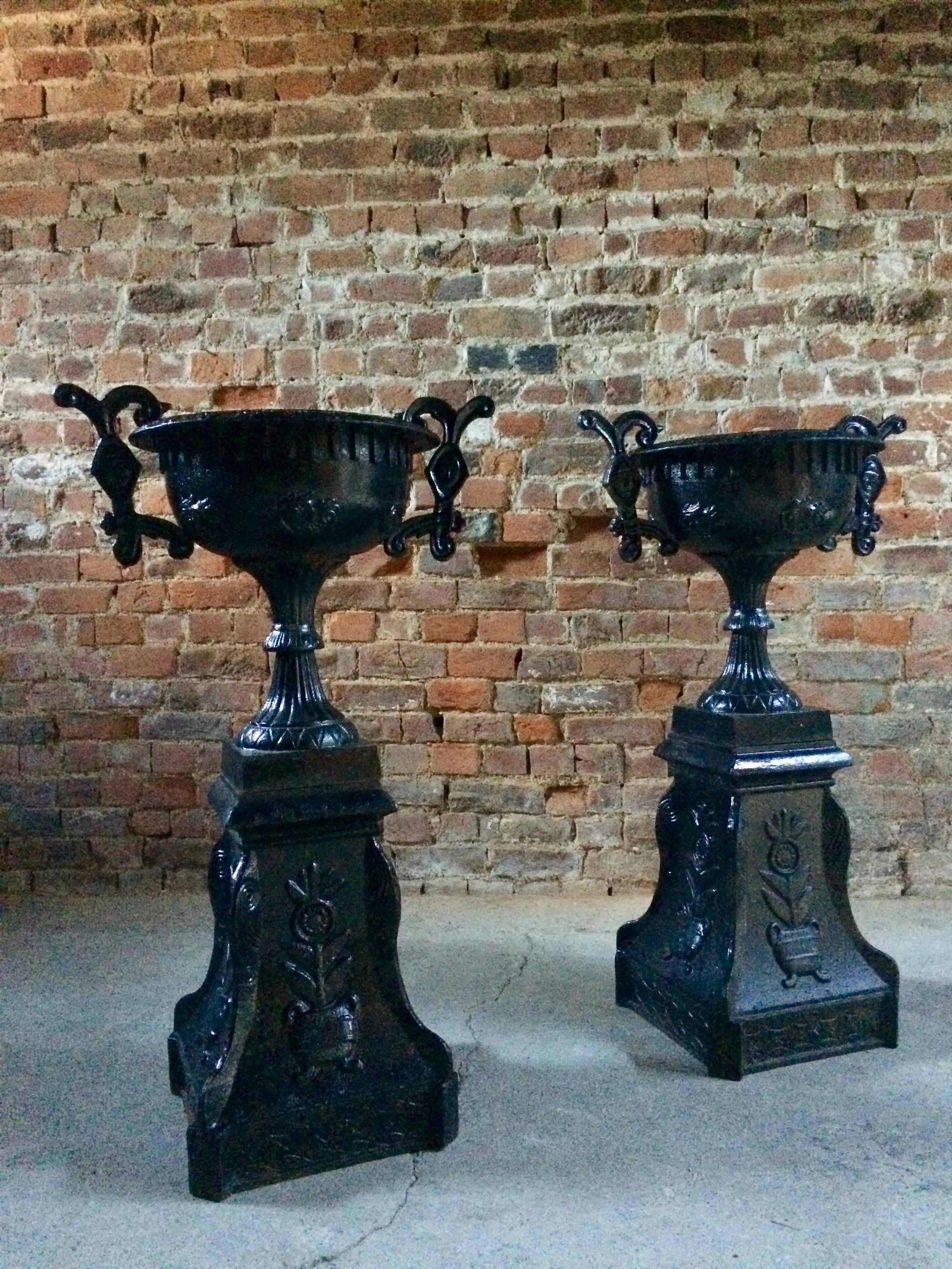 Paire d'urnes de jardin en fonte française ancienne:: paire de jardinières 3
