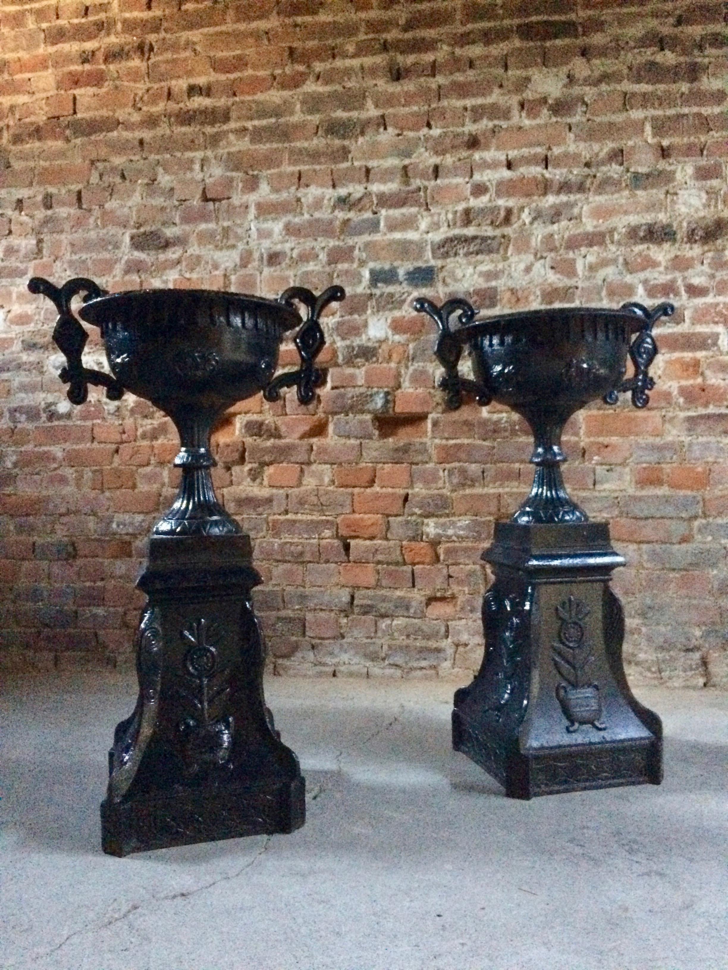 Paire d'urnes de jardin en fonte française ancienne:: paire de jardinières 4