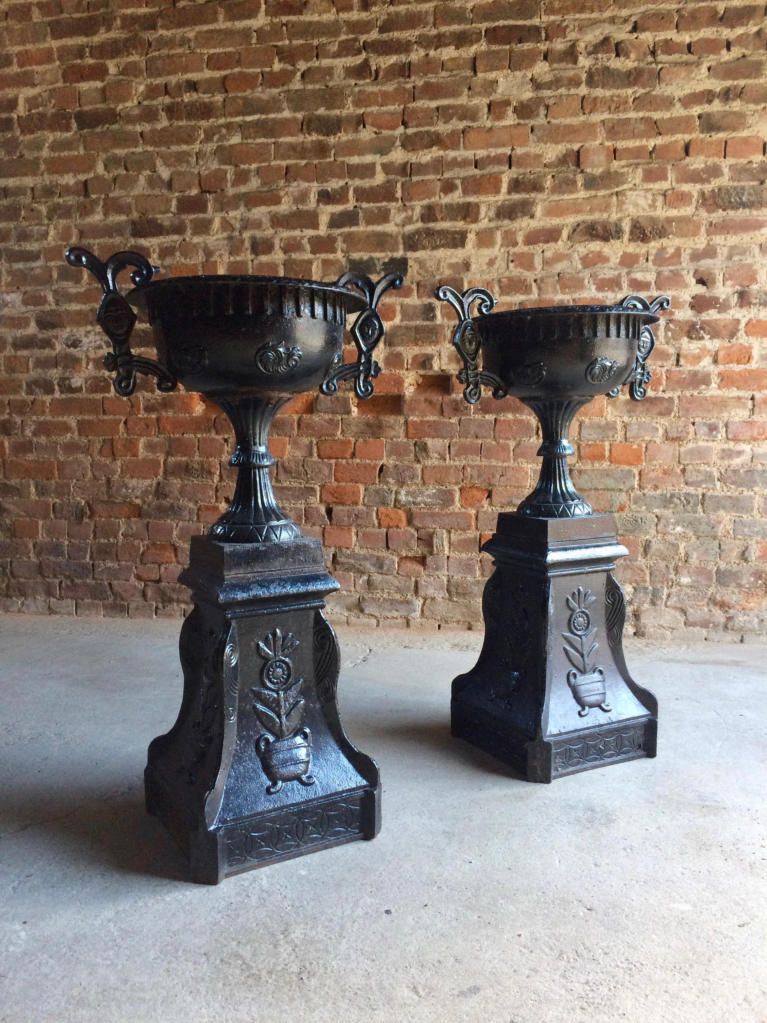 Superbes urnes de jardin antiques en fonte française:: paire de jardinières:: début du 20e siècle


Une belle et très impressionnante paire de grandes urnes de jardin en fonte française:: vers le début du 20e siècle:: l'urne ornée avec des poignées