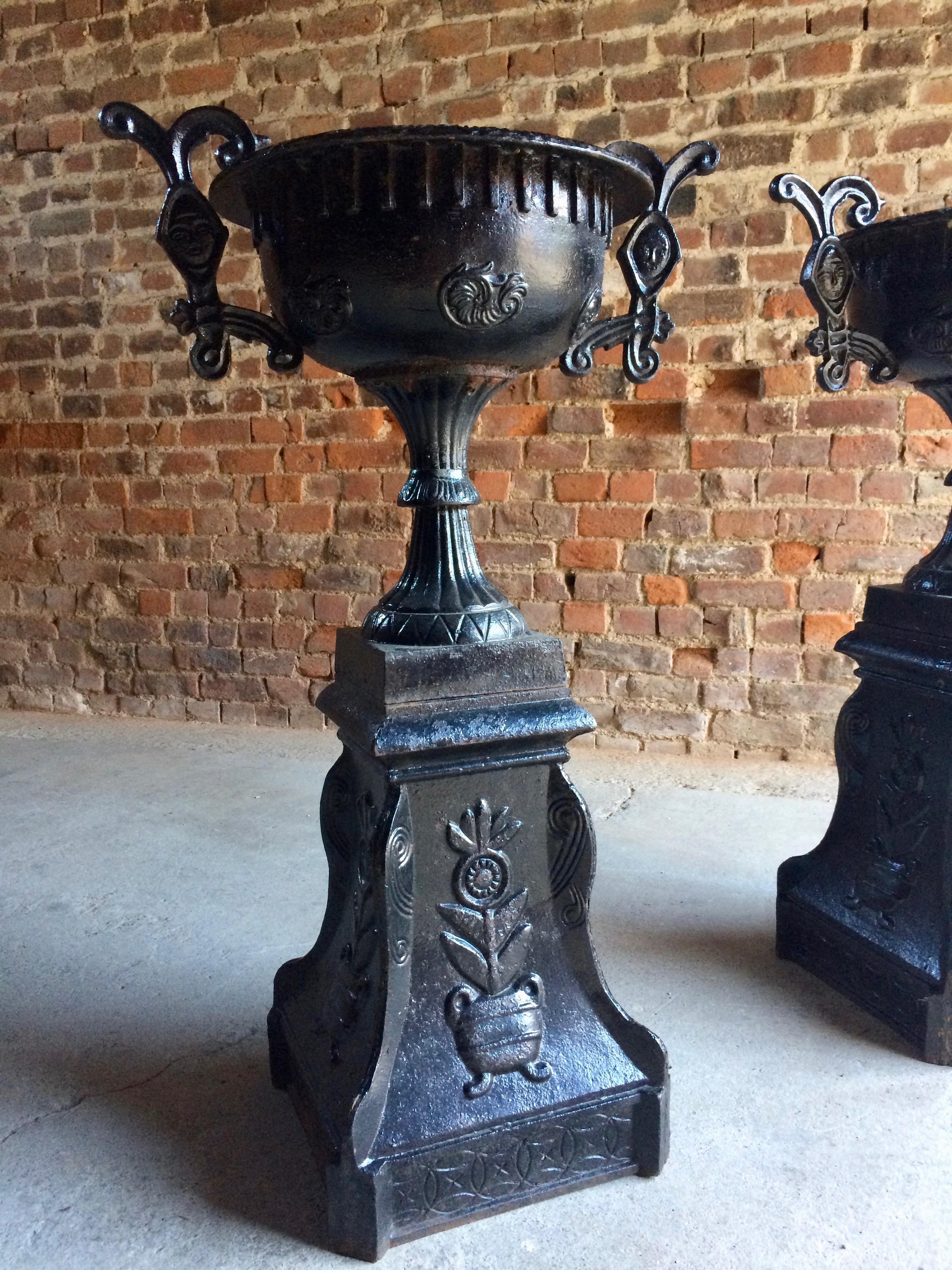 Baroque Paire d'urnes de jardin en fonte française ancienne:: paire de jardinières