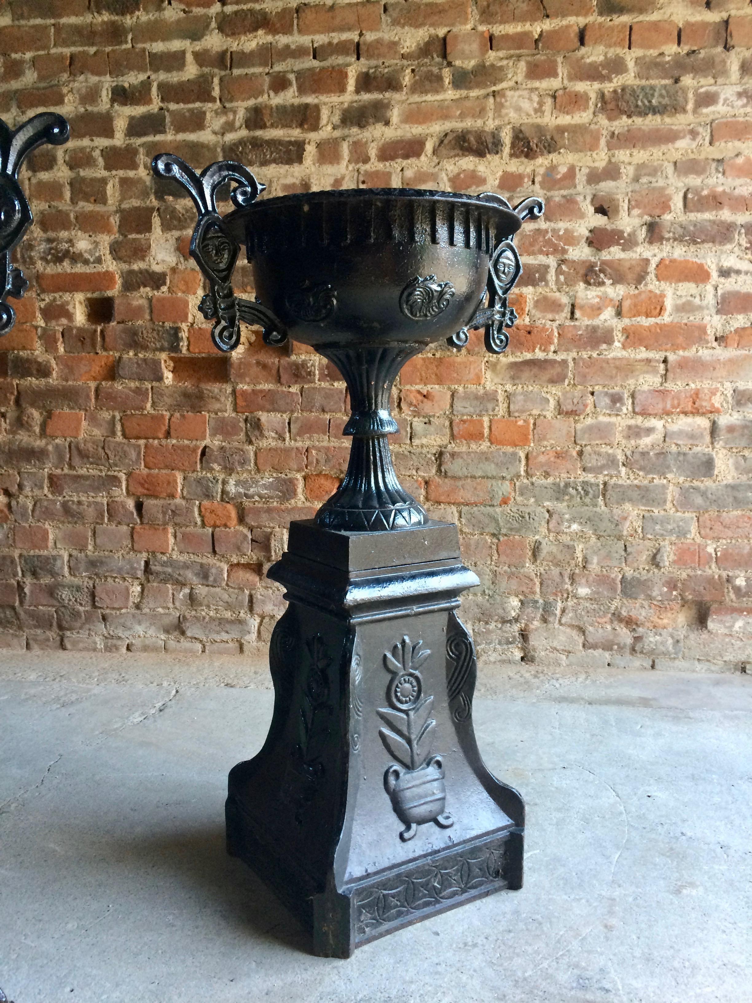 Français Paire d'urnes de jardin en fonte française ancienne:: paire de jardinières