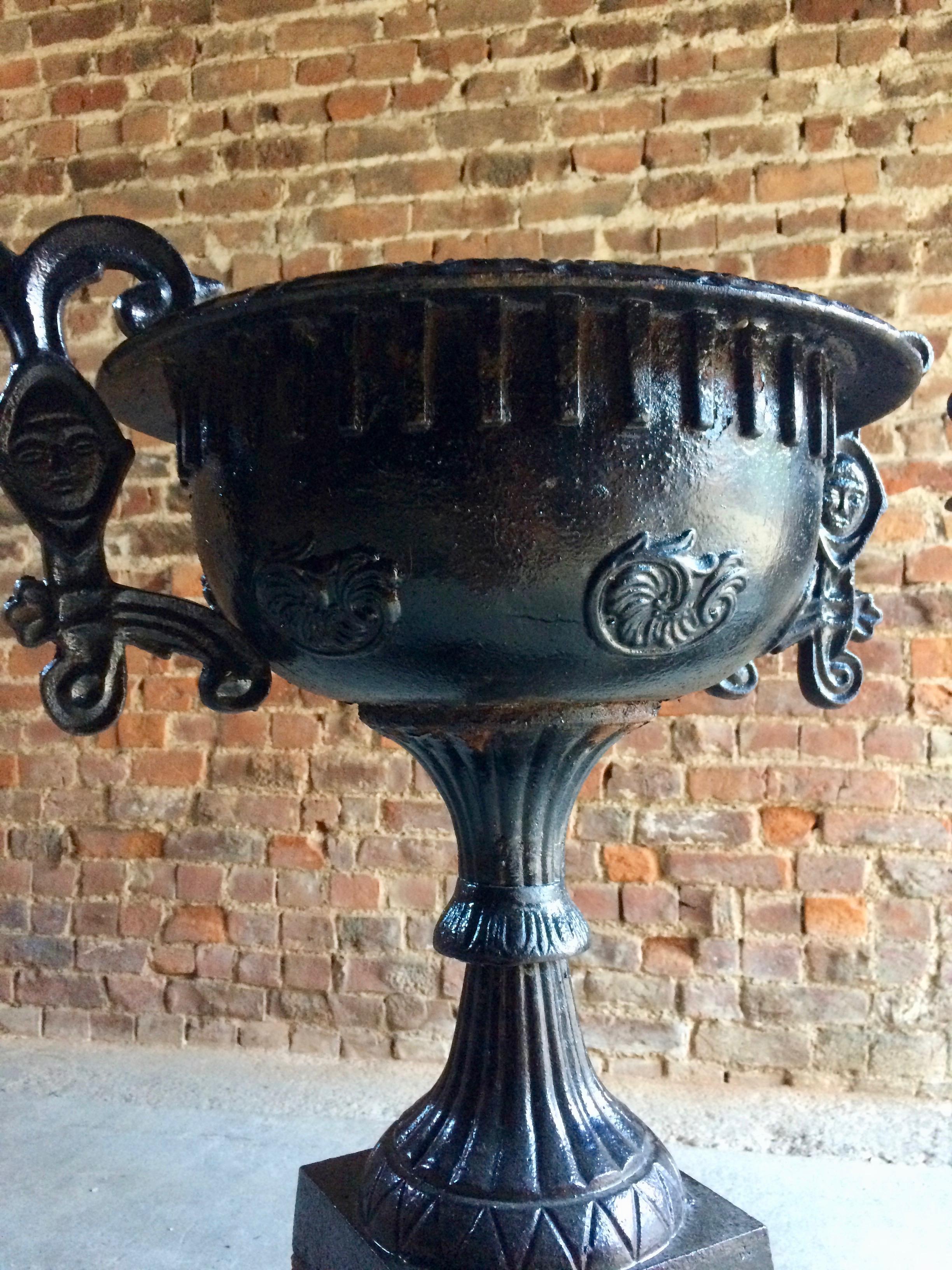 Moulage Paire d'urnes de jardin en fonte française ancienne:: paire de jardinières