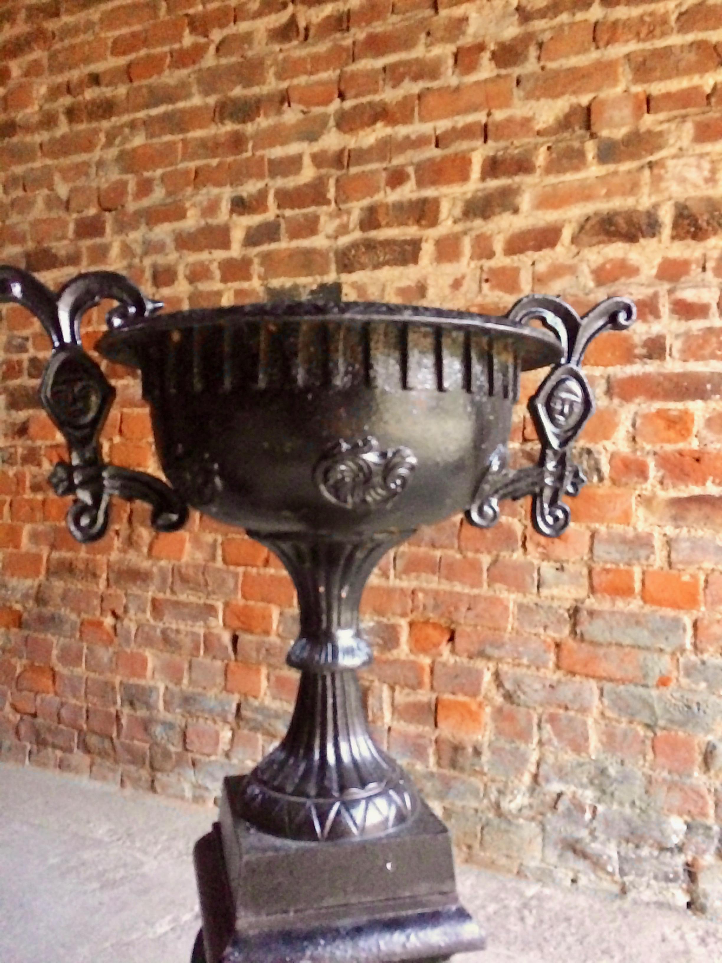 Paire d'urnes de jardin en fonte française ancienne:: paire de jardinières Bon état à Longdon, Tewkesbury