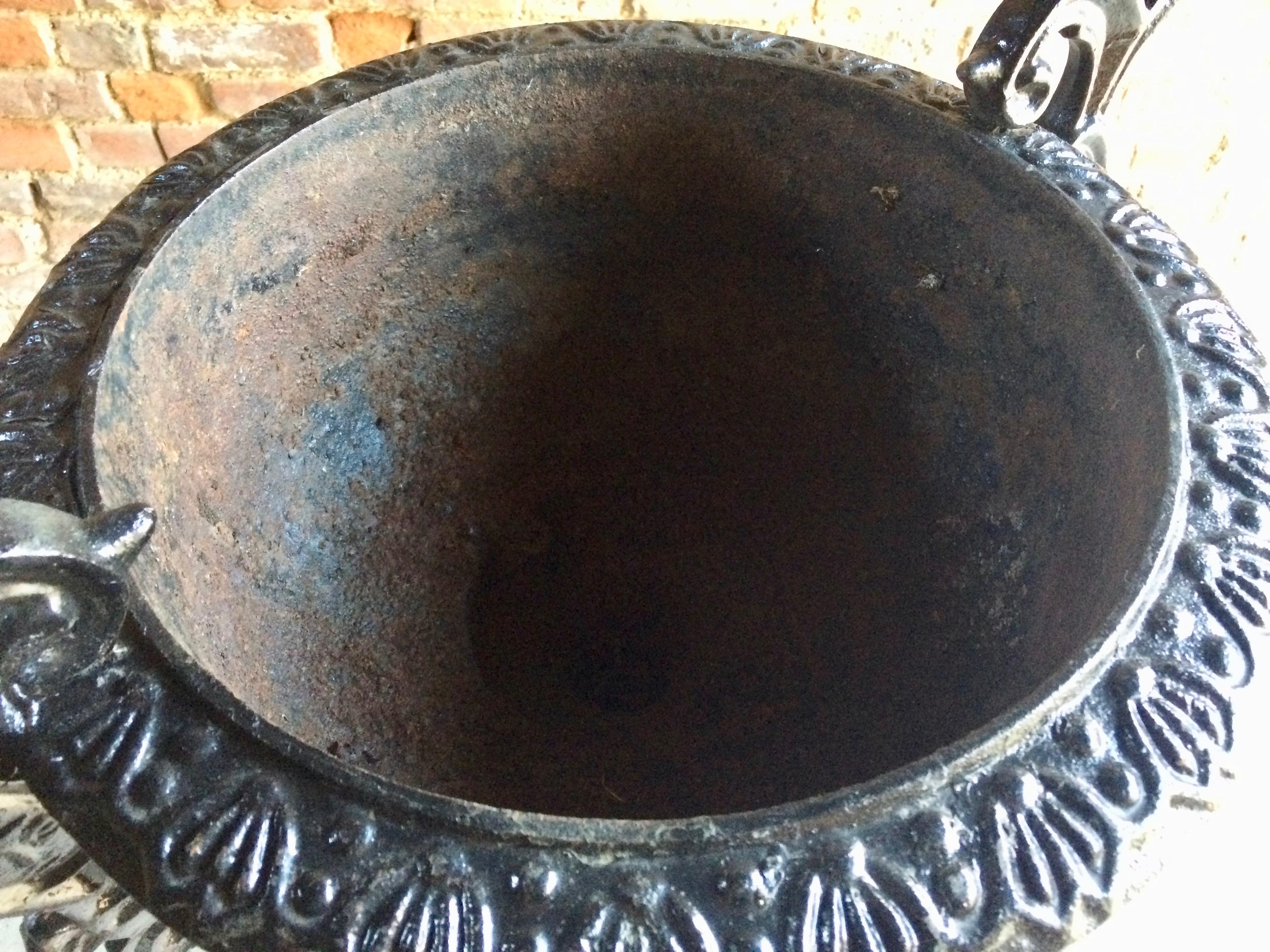 Début du 20ème siècle Paire d'urnes de jardin en fonte française ancienne:: paire de jardinières