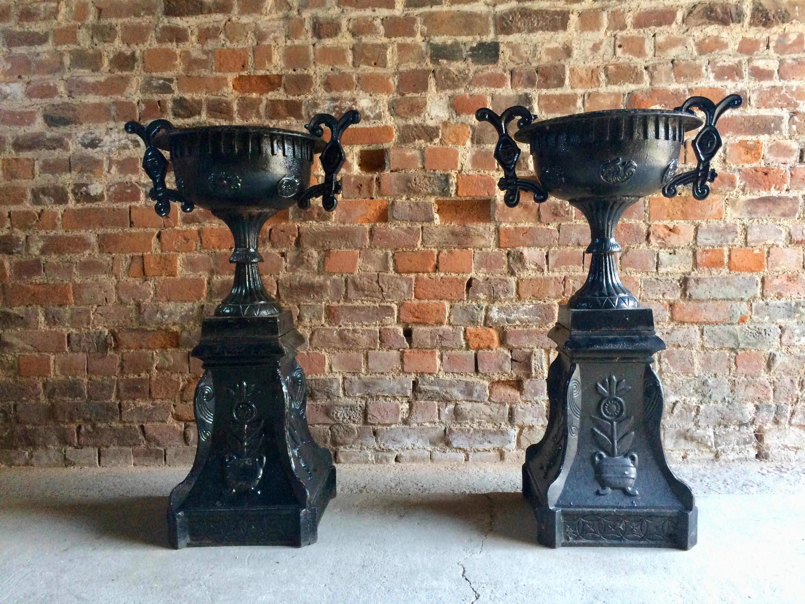 Fer Paire d'urnes de jardin en fonte française ancienne:: paire de jardinières