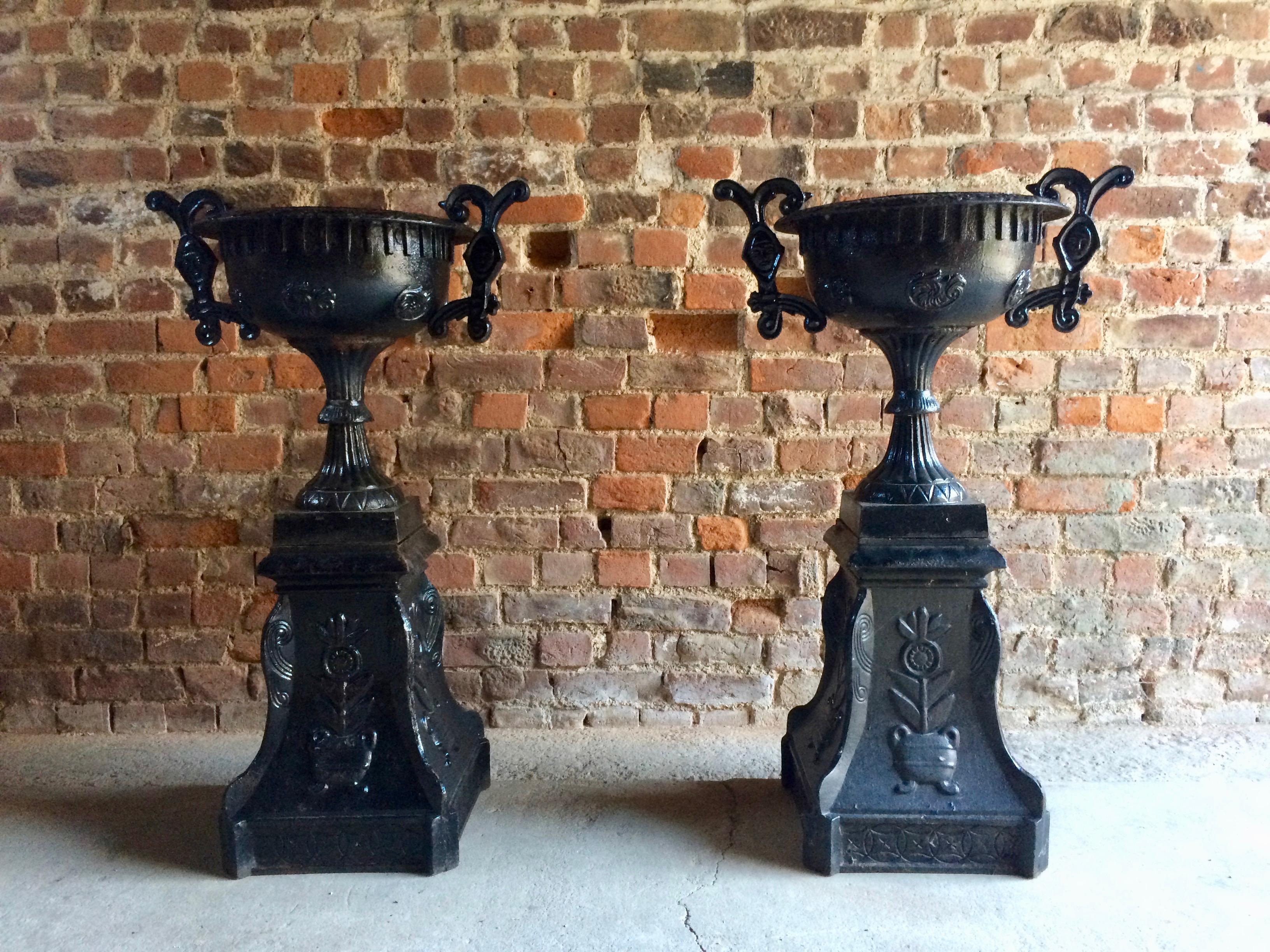 Paire d'urnes de jardin en fonte française ancienne:: paire de jardinières 1