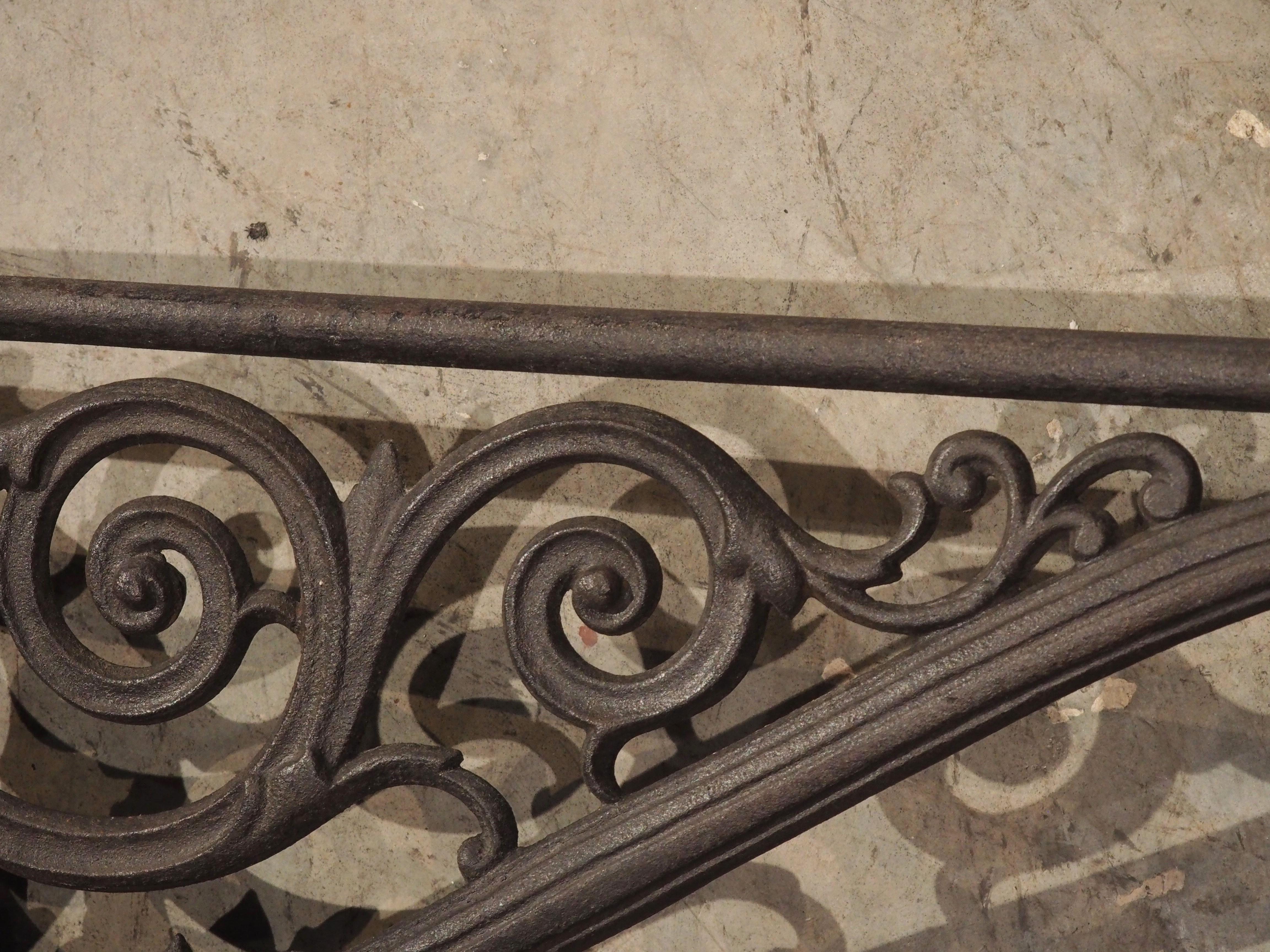 Fondé en fer en France, vers 1900, ce porte-lanterne ancien présente un support à quatre bras pour une lanterne. Le support est orienté vers le haut, ce qui permet de fixer une lanterne devant et au-dessus de l'élément, fournissant ainsi un