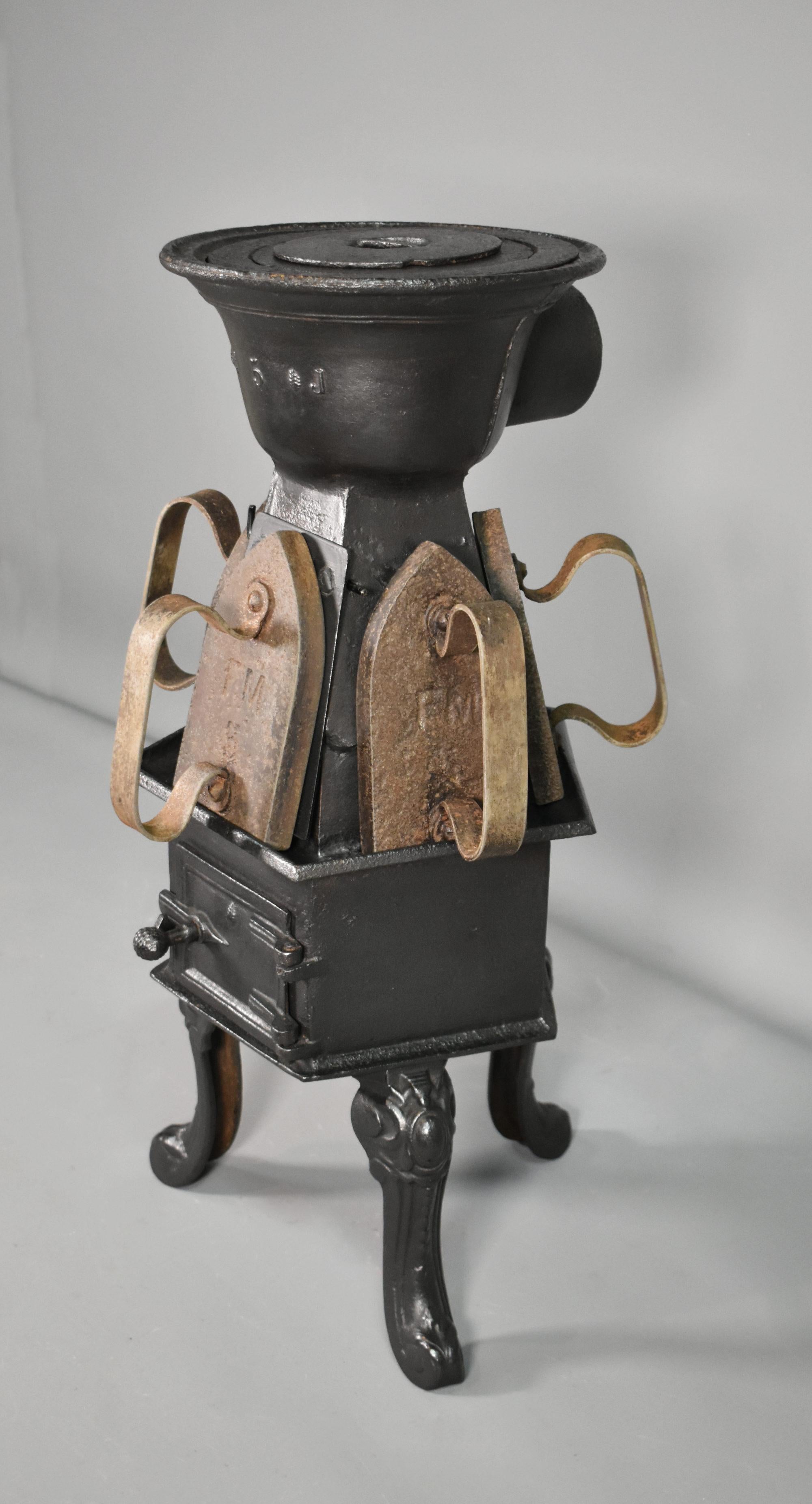 Antique French Cast Iron Laundry Stove con cinque ferri da stiro tristi in vendita 5