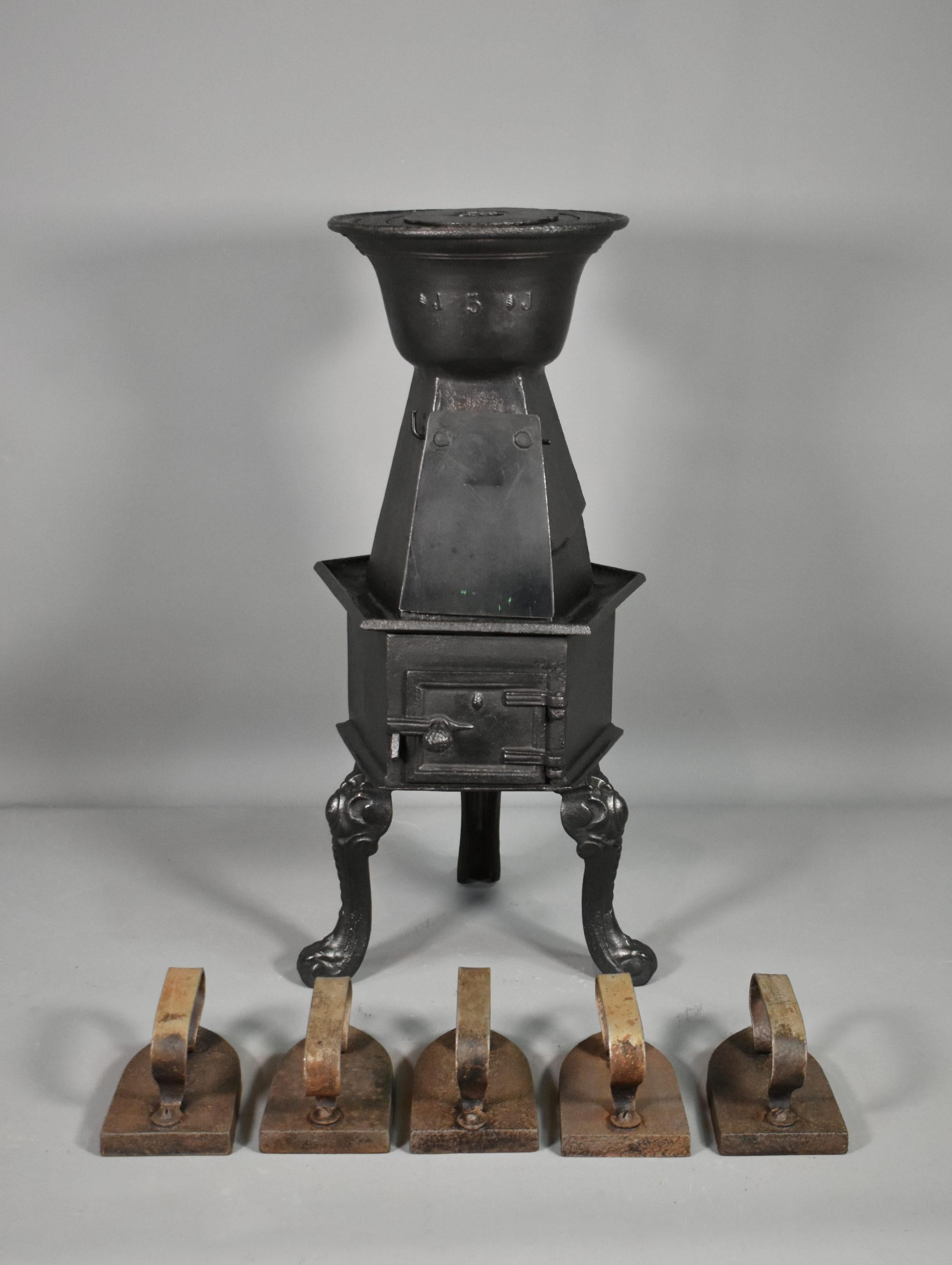 Antique French Cast Iron Laundry Stove con cinque ferri da stiro tristi in vendita 7