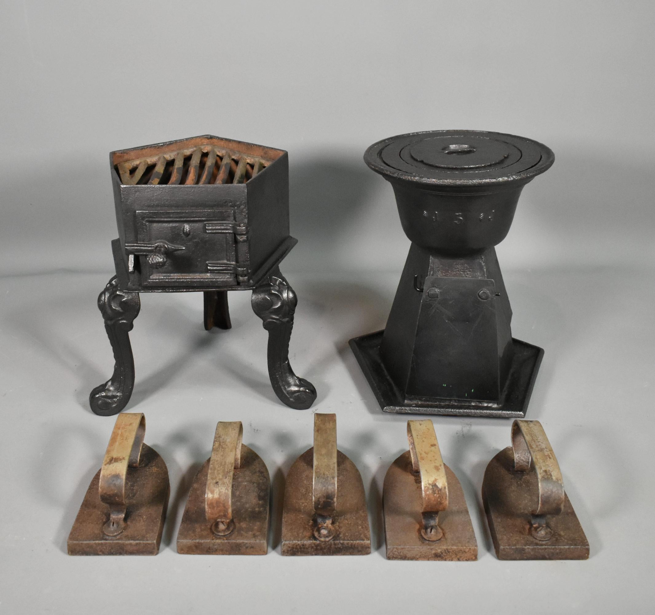 Antique French Cast Iron Laundry Stove con cinque ferri da stiro tristi in vendita 8