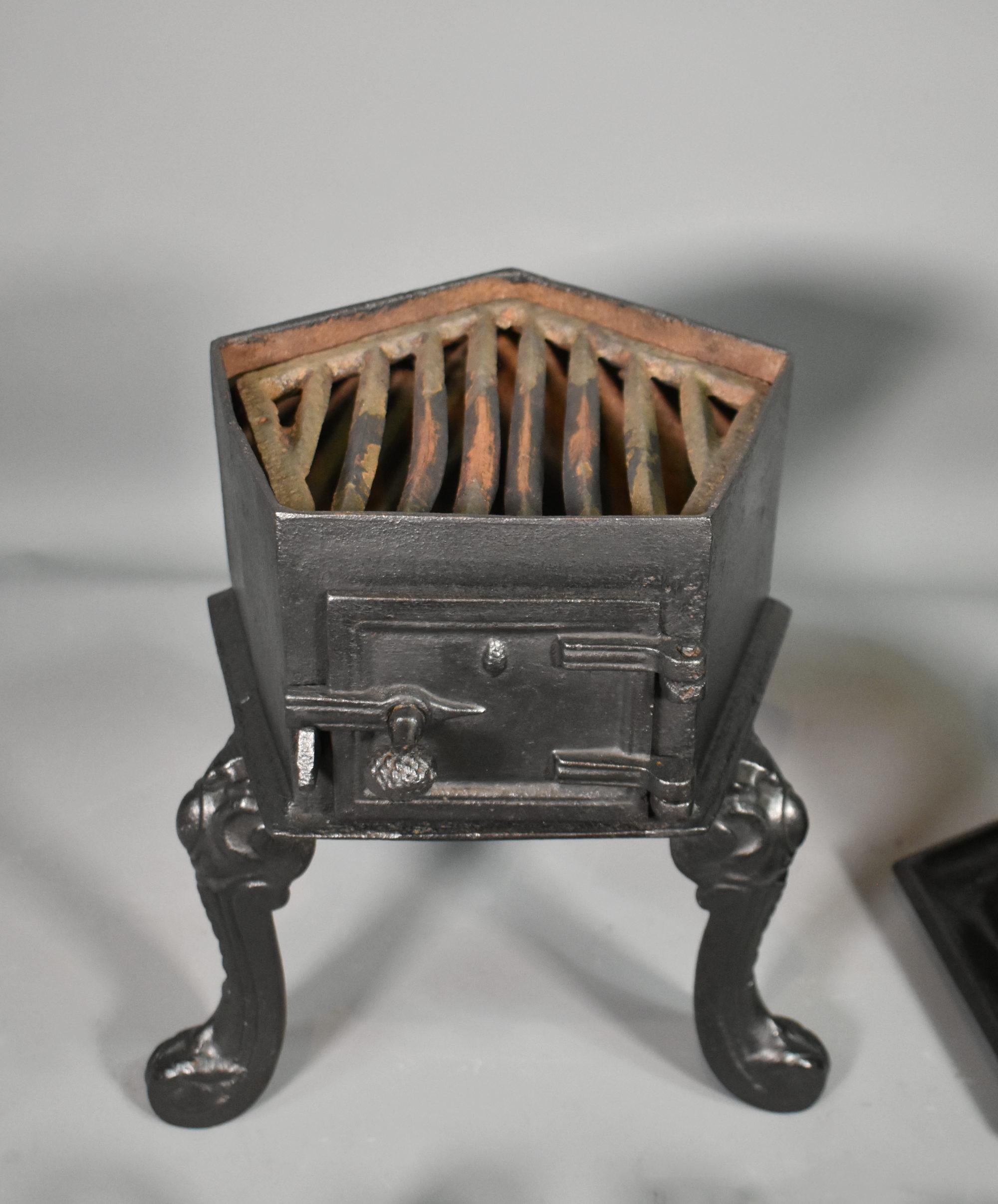 Antique French Cast Iron Laundry Stove con cinque ferri da stiro tristi in vendita 9