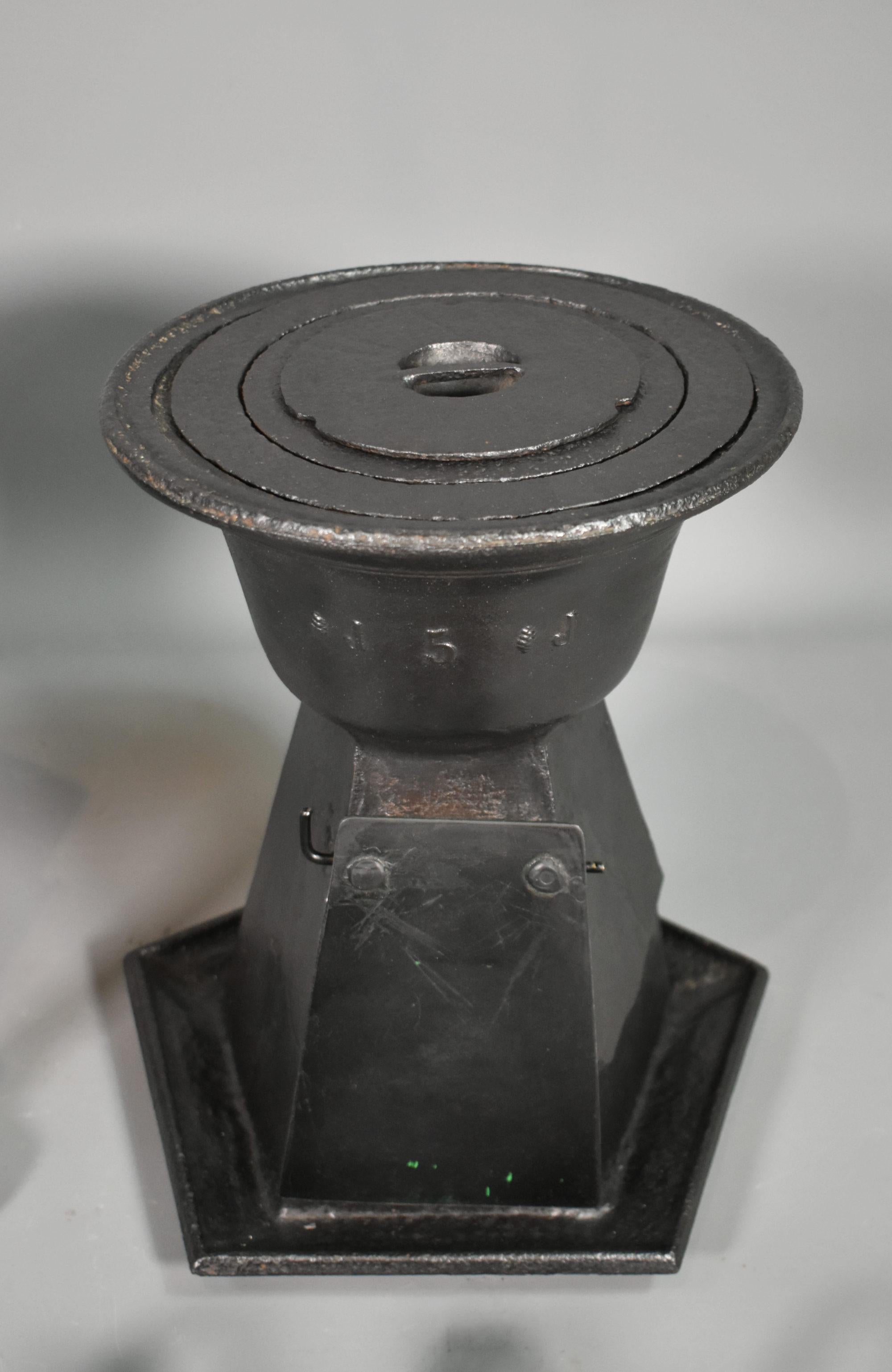 Antique French Cast Iron Laundry Stove con cinque ferri da stiro tristi in vendita 10