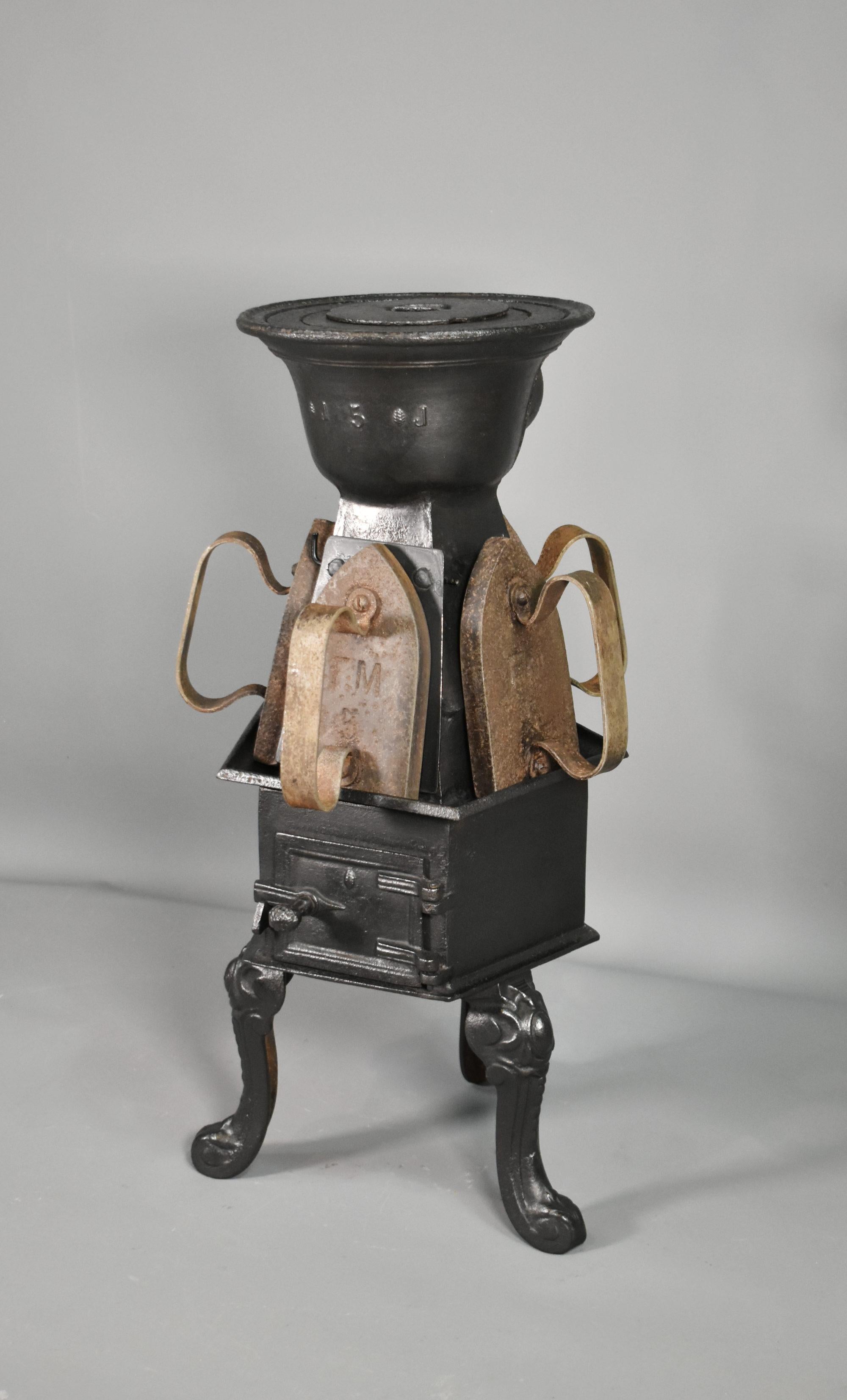 Altro Antique French Cast Iron Laundry Stove con cinque ferri da stiro tristi in vendita