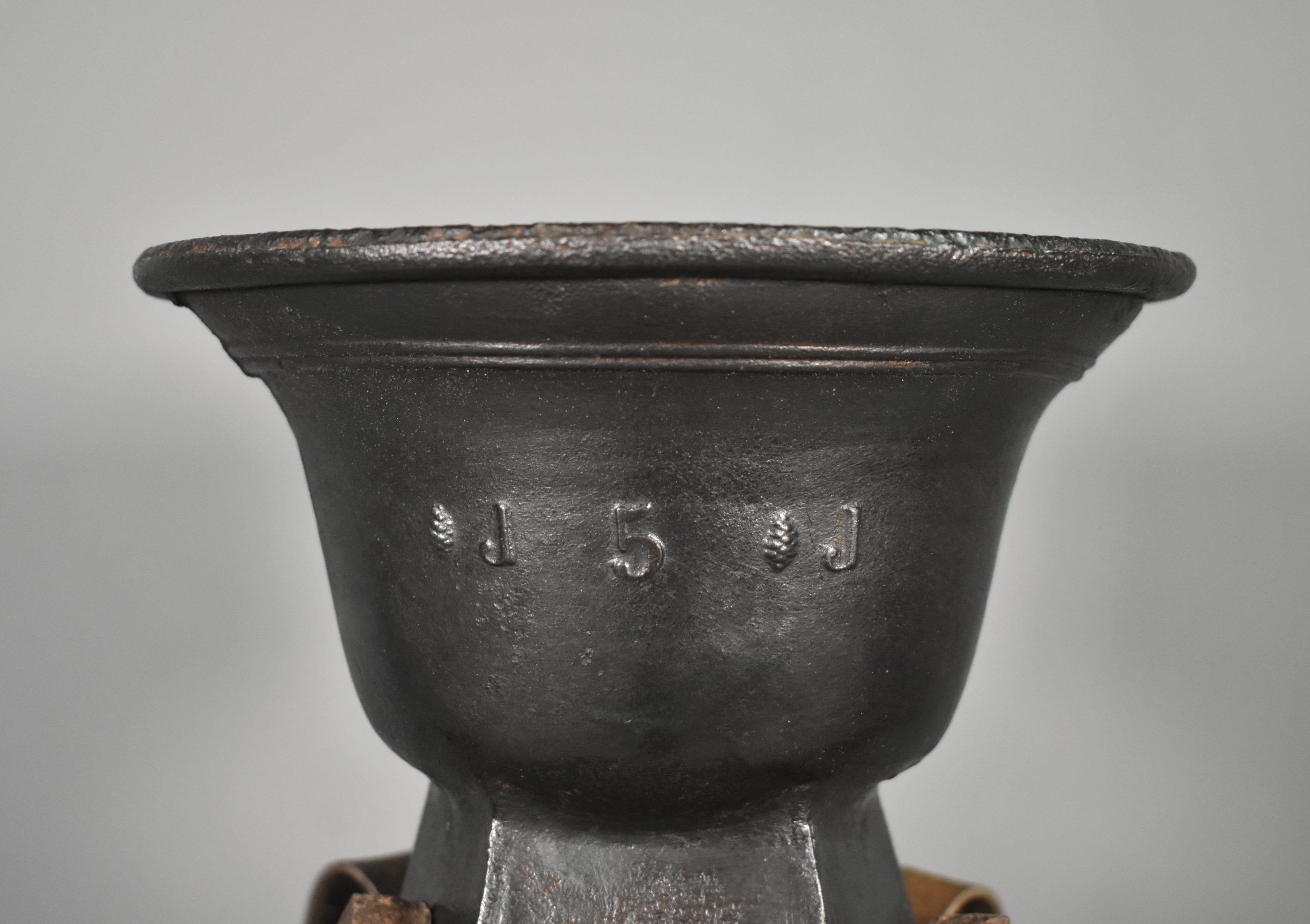 Oggetti in metallo Antique French Cast Iron Laundry Stove con cinque ferri da stiro tristi in vendita