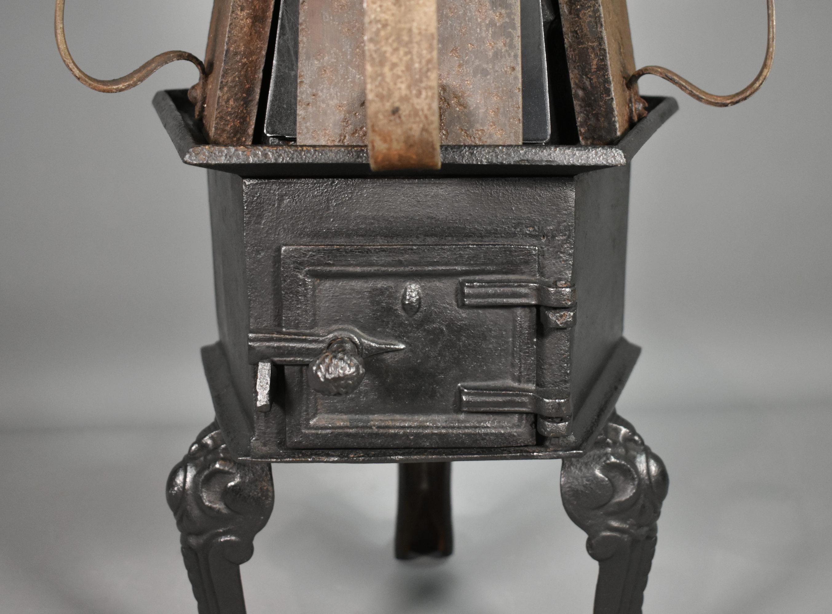XIX secolo Antique French Cast Iron Laundry Stove con cinque ferri da stiro tristi in vendita