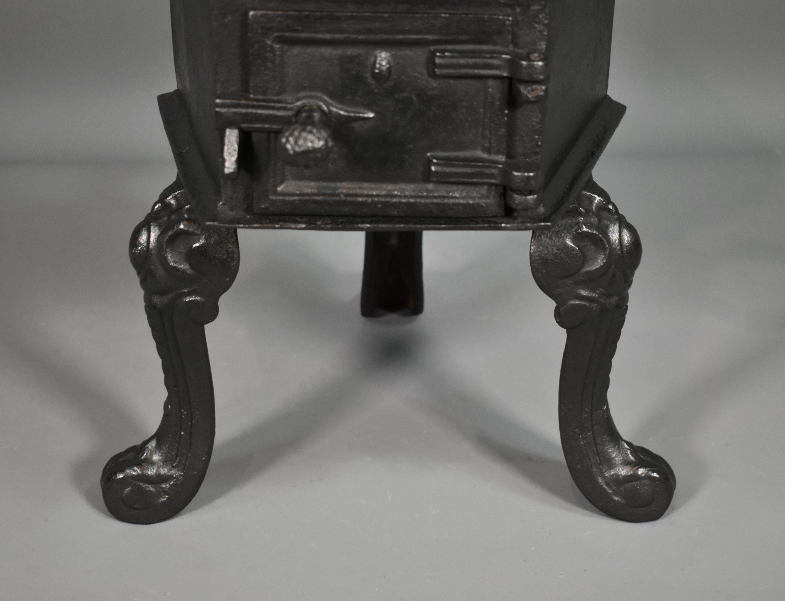 Ferro Antique French Cast Iron Laundry Stove con cinque ferri da stiro tristi in vendita