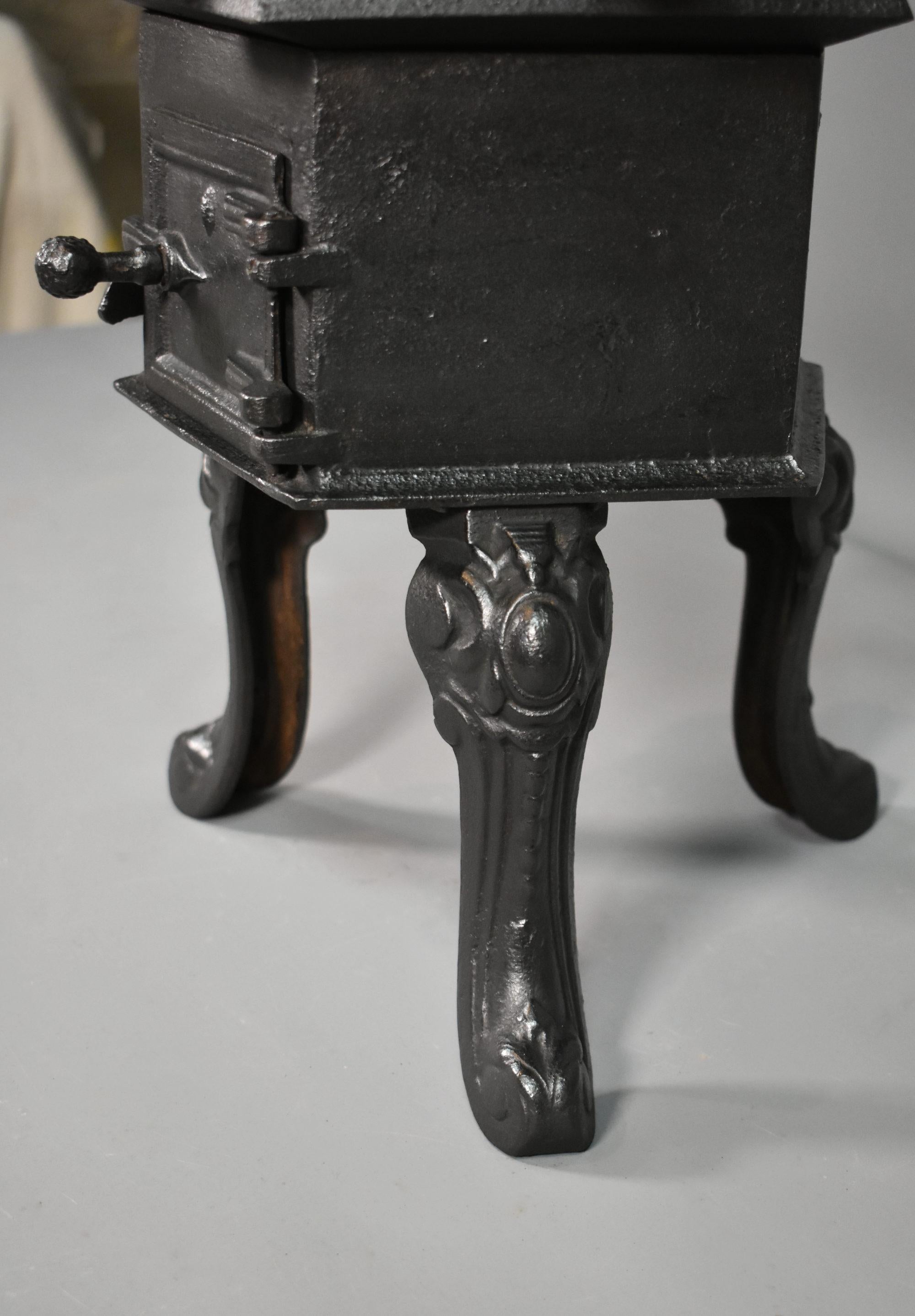 Antique French Cast Iron Laundry Stove con cinque ferri da stiro tristi in vendita 1