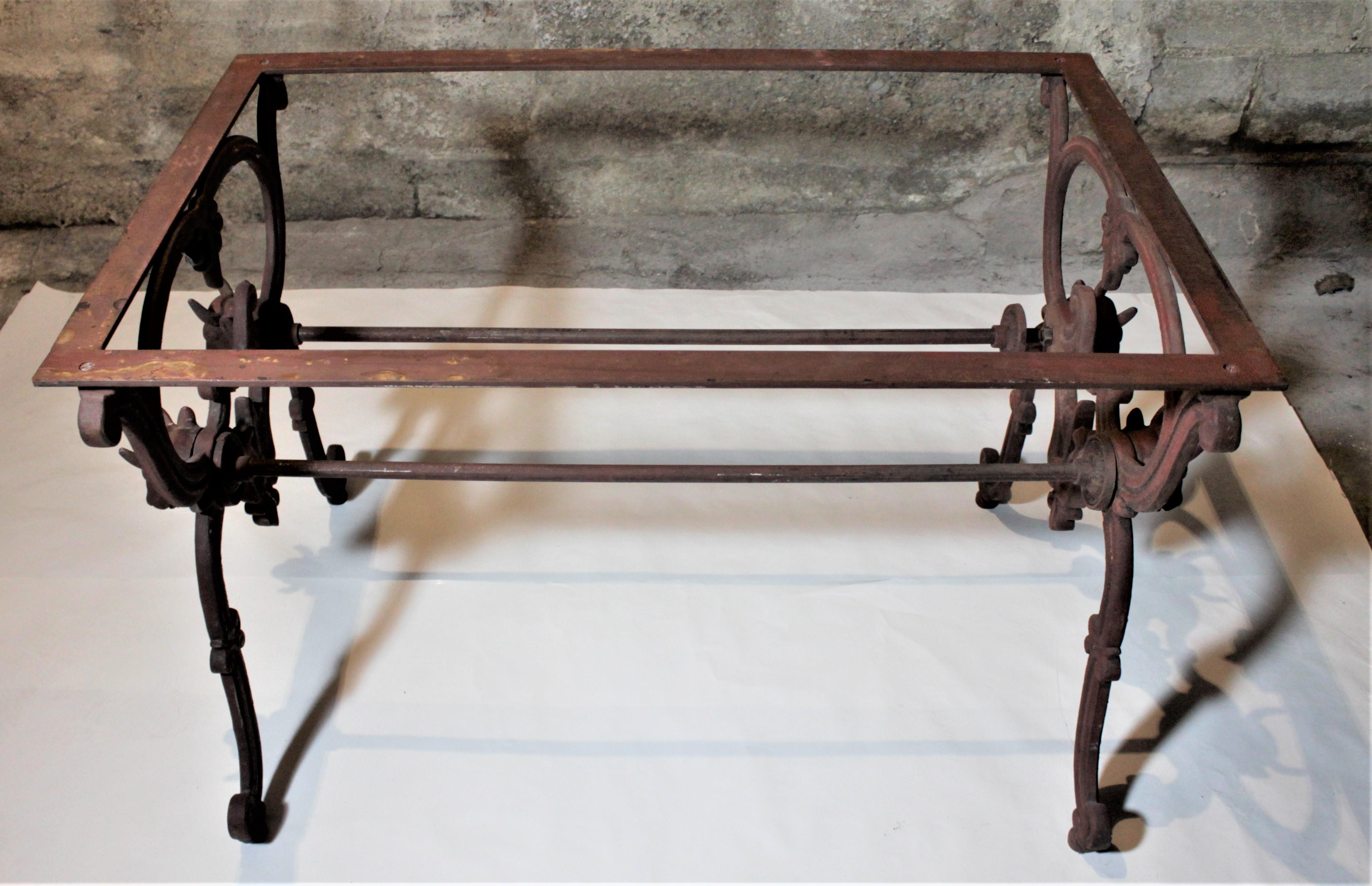 Table de boucherie ou de jardin d'hiver ancienne en fonte française avec un plateau en marbre rouge en vente 1