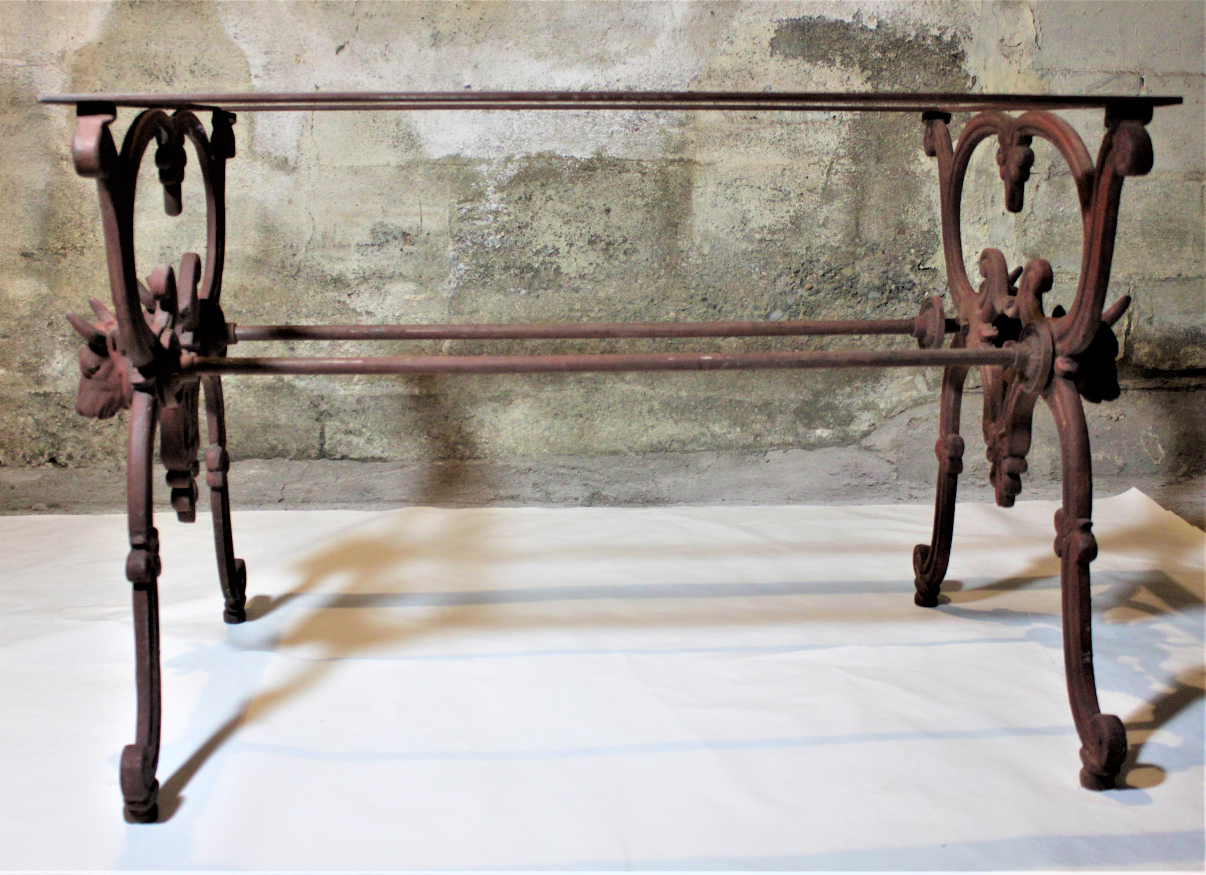 Table de boucherie ou de jardin d'hiver ancienne en fonte française avec un plateau en marbre rouge en vente 2