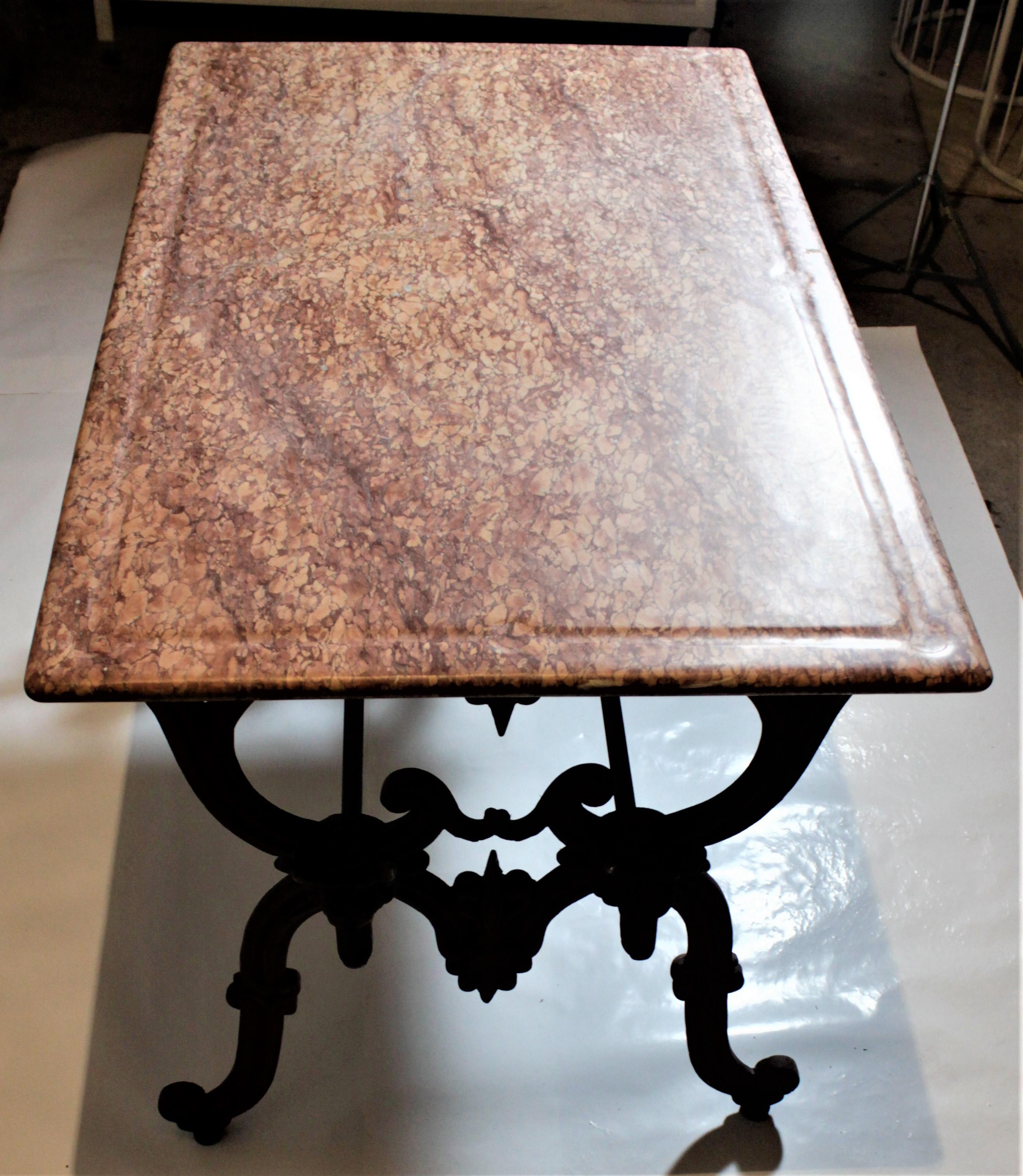 Table de boucherie ou de jardin d'hiver ancienne en fonte française avec un plateau en marbre rouge en vente 4