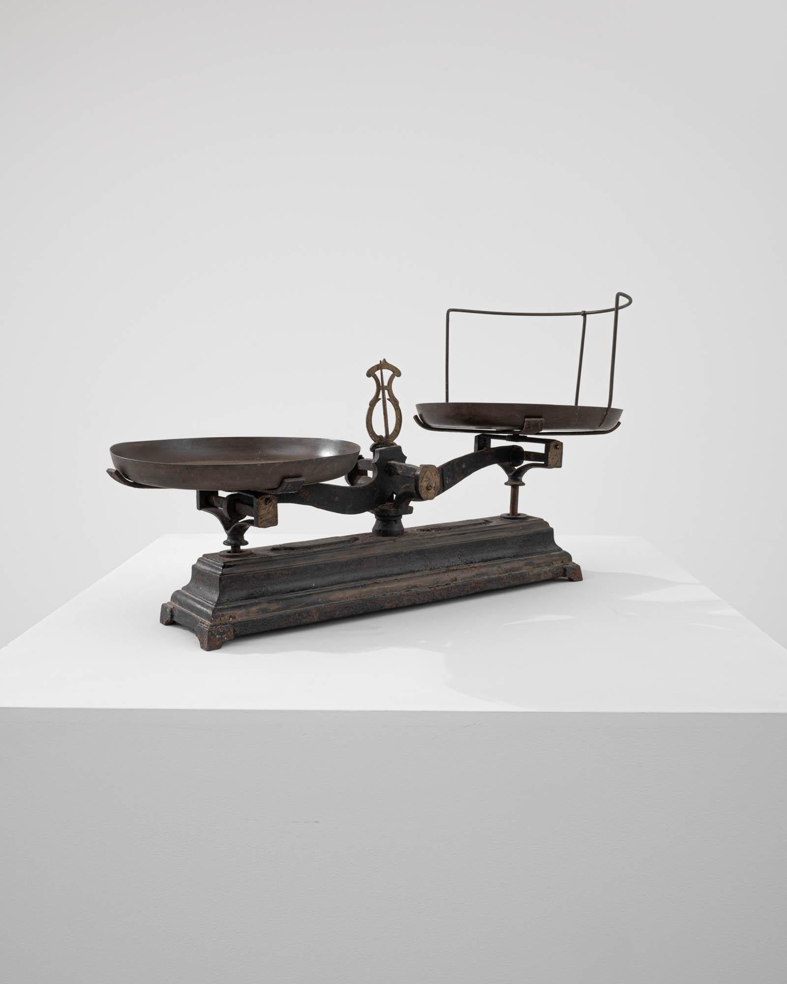 Antique French Cast Iron Scale In Good Condition In High Point, NC