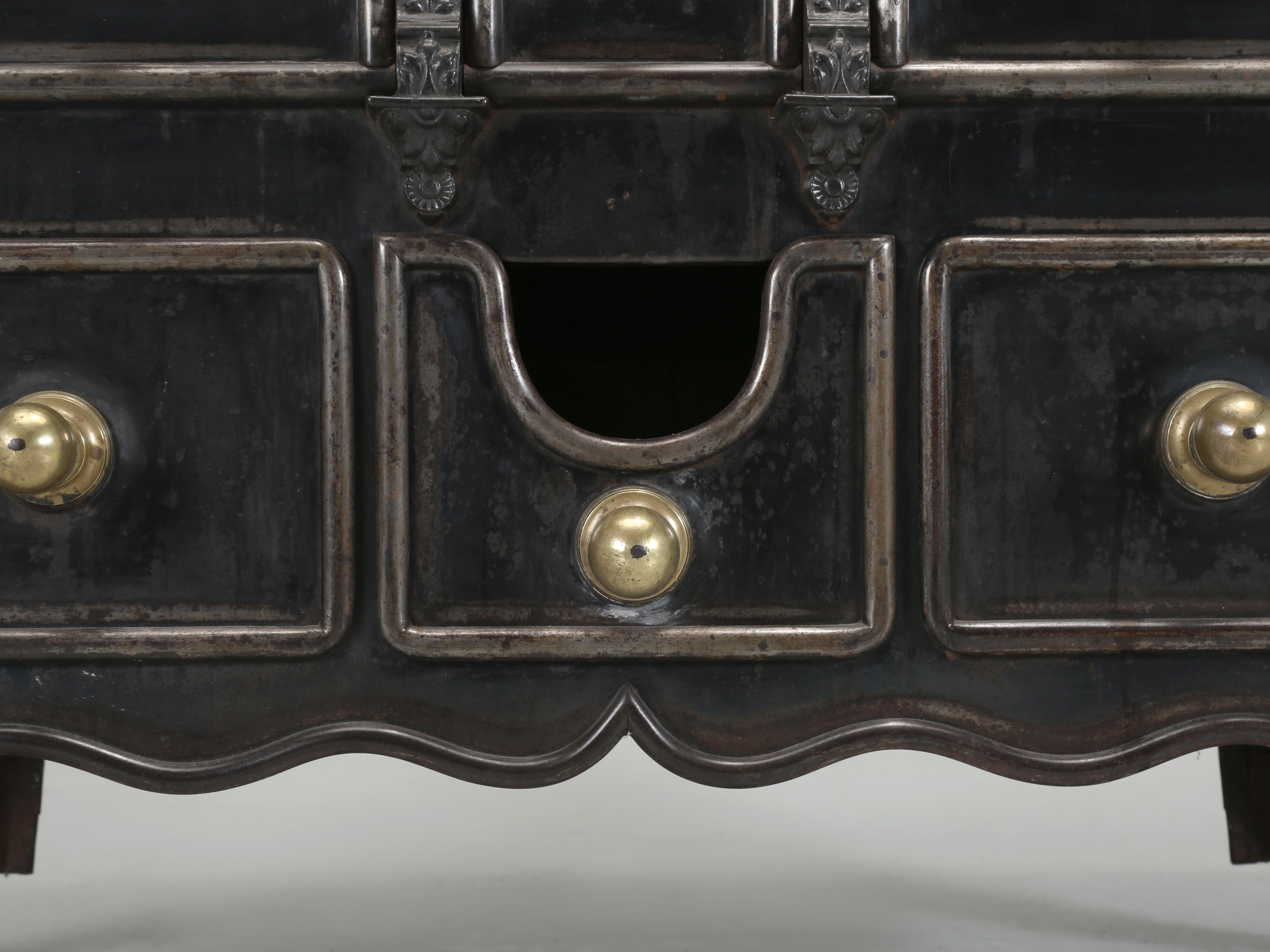 Antique French Cast Iron Stove, Brass Gallery, Oversize Beautiful Brass Handles For Sale 7