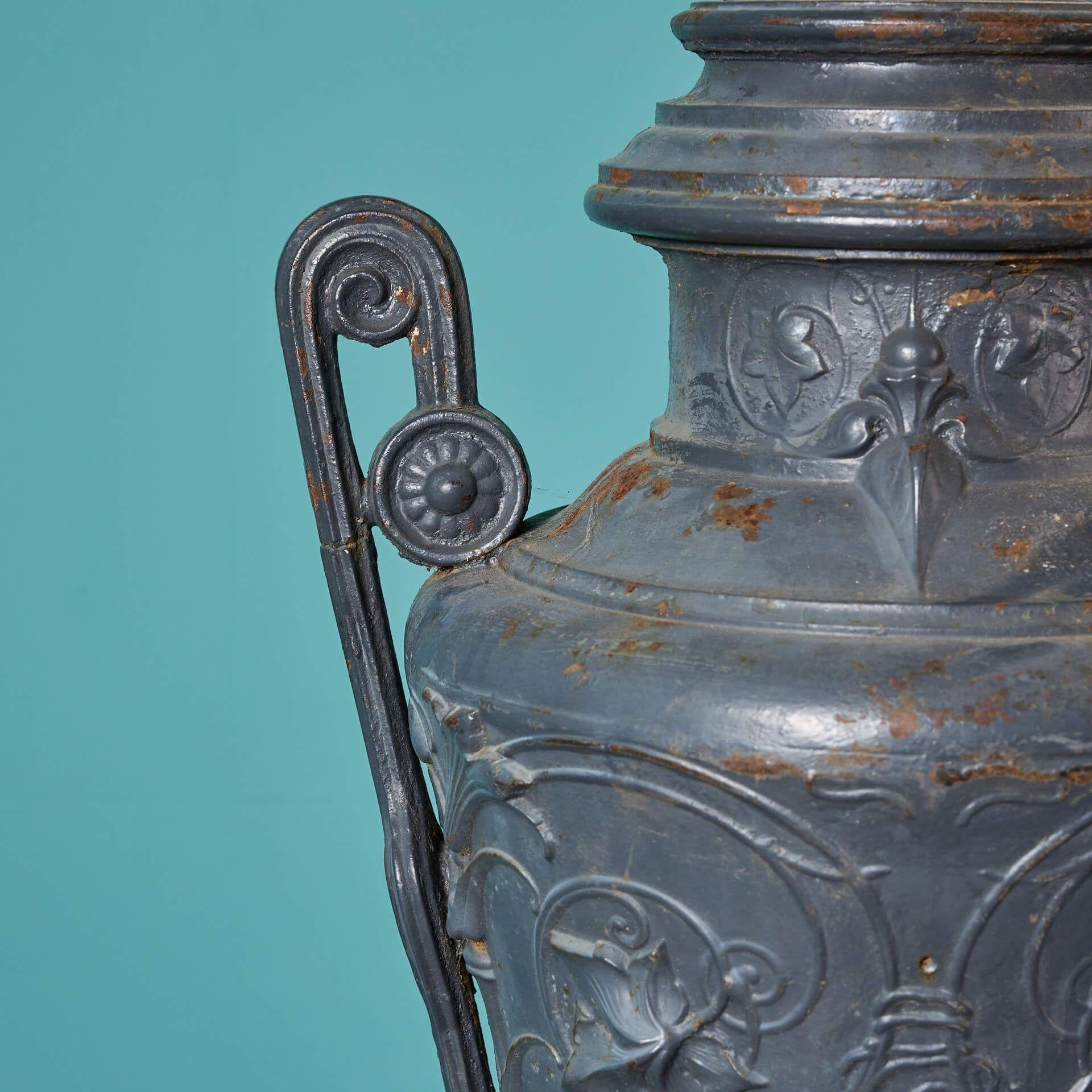 Français Fini d'urne en fonte français antique en vente