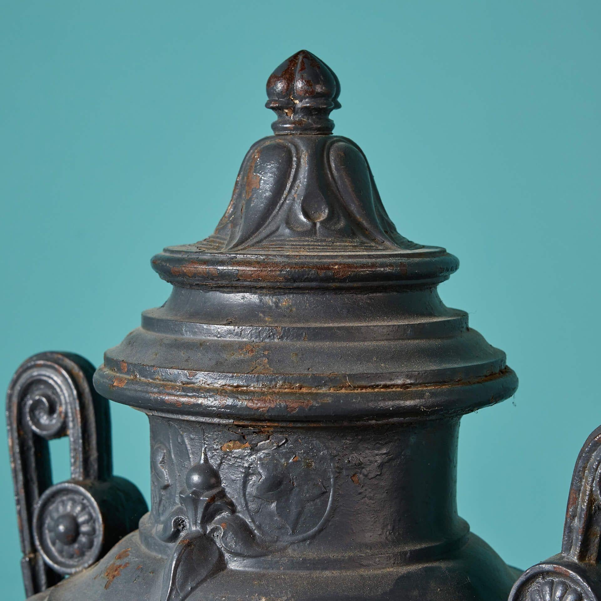 Moulage Fini d'urne en fonte français antique en vente