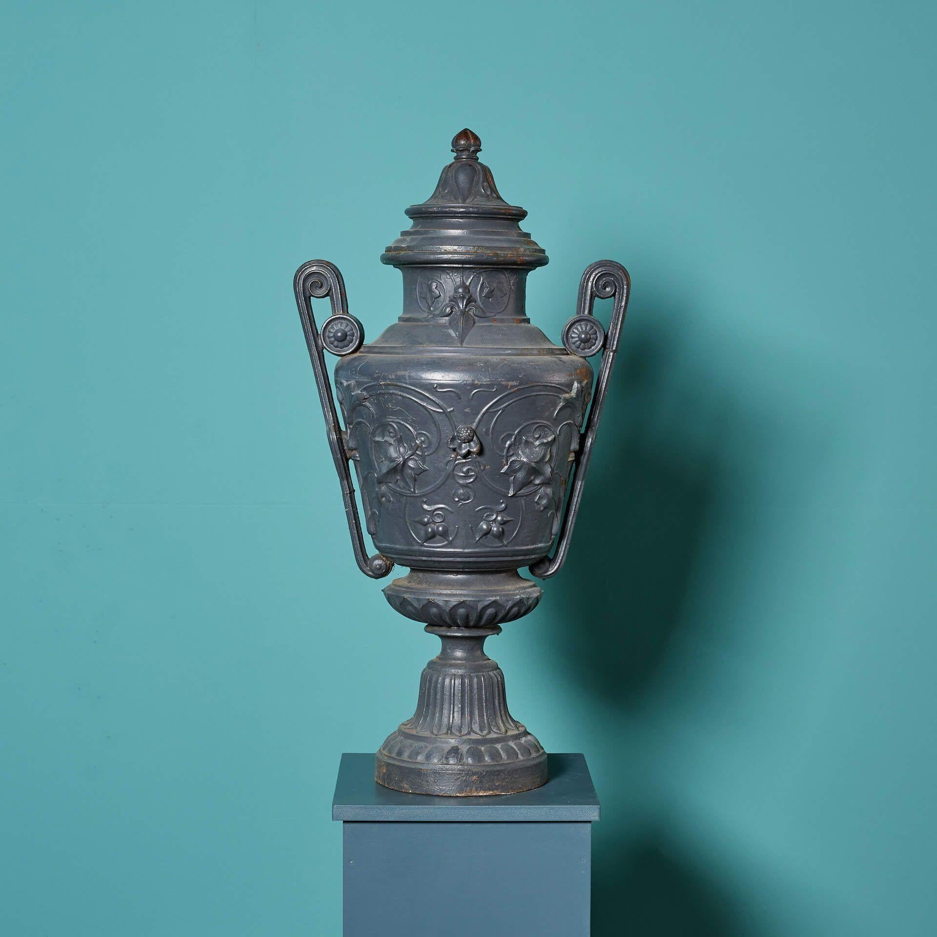 XIXe siècle Fini d'urne en fonte français antique en vente