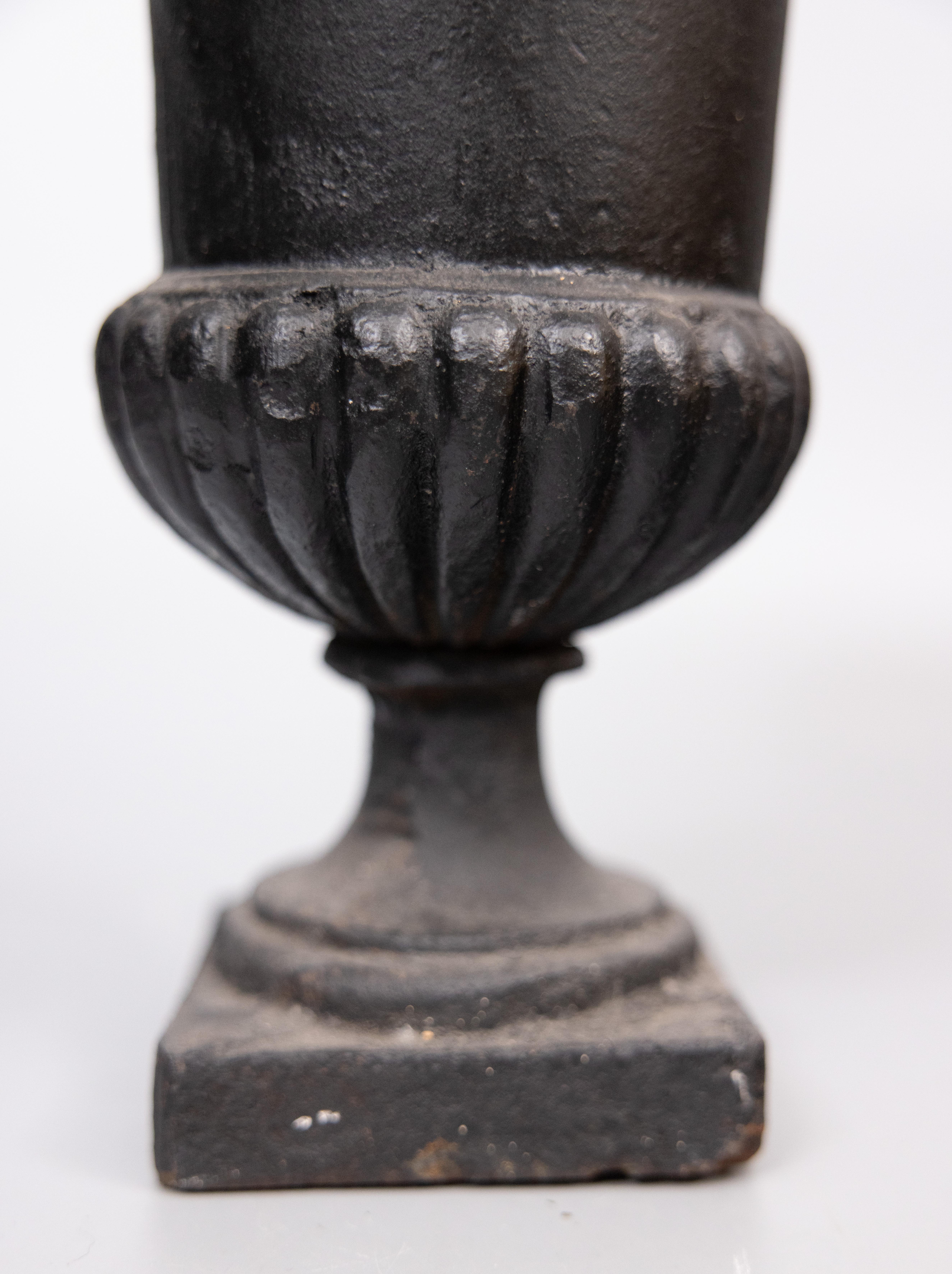 Antike Französisch Gusseisen Urne Pflanzer im Zustand „Gut“ im Angebot in Pearland, TX
