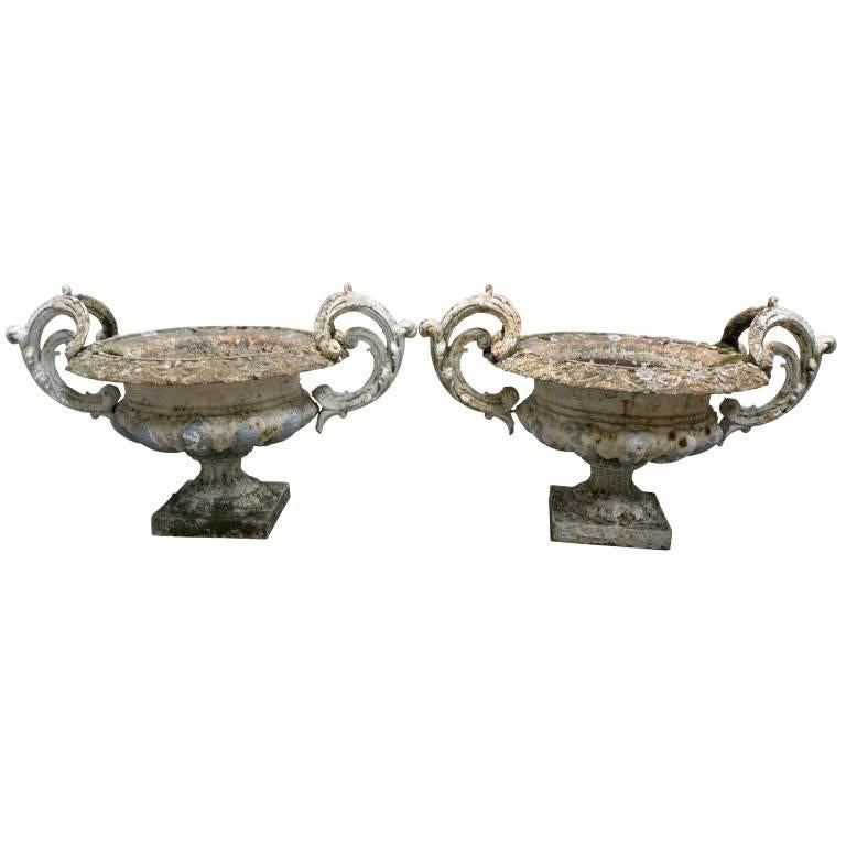 Antique French Cast Iron Urns In Good Condition In Culver City, CA