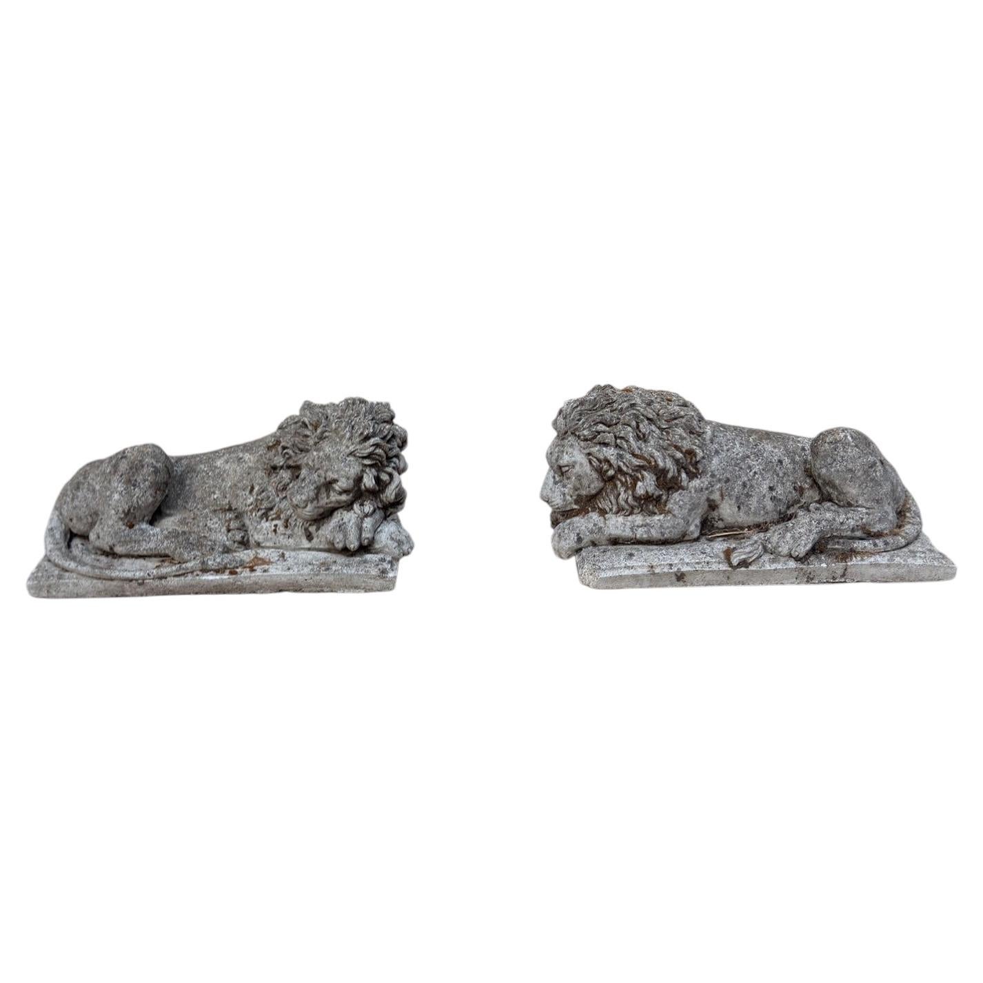 Antique French cast stone garden lions with weathered patina, années 1930 en vente
